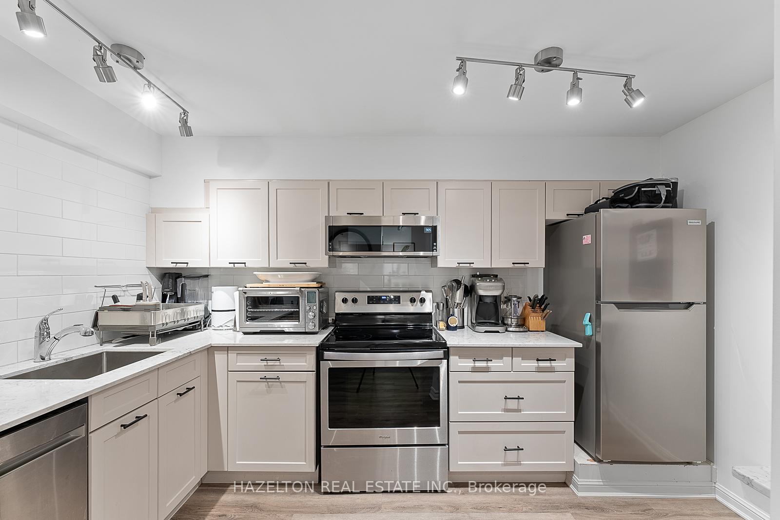 3 Bedrooms Condo at 9 Clarendon, Toronto For sale