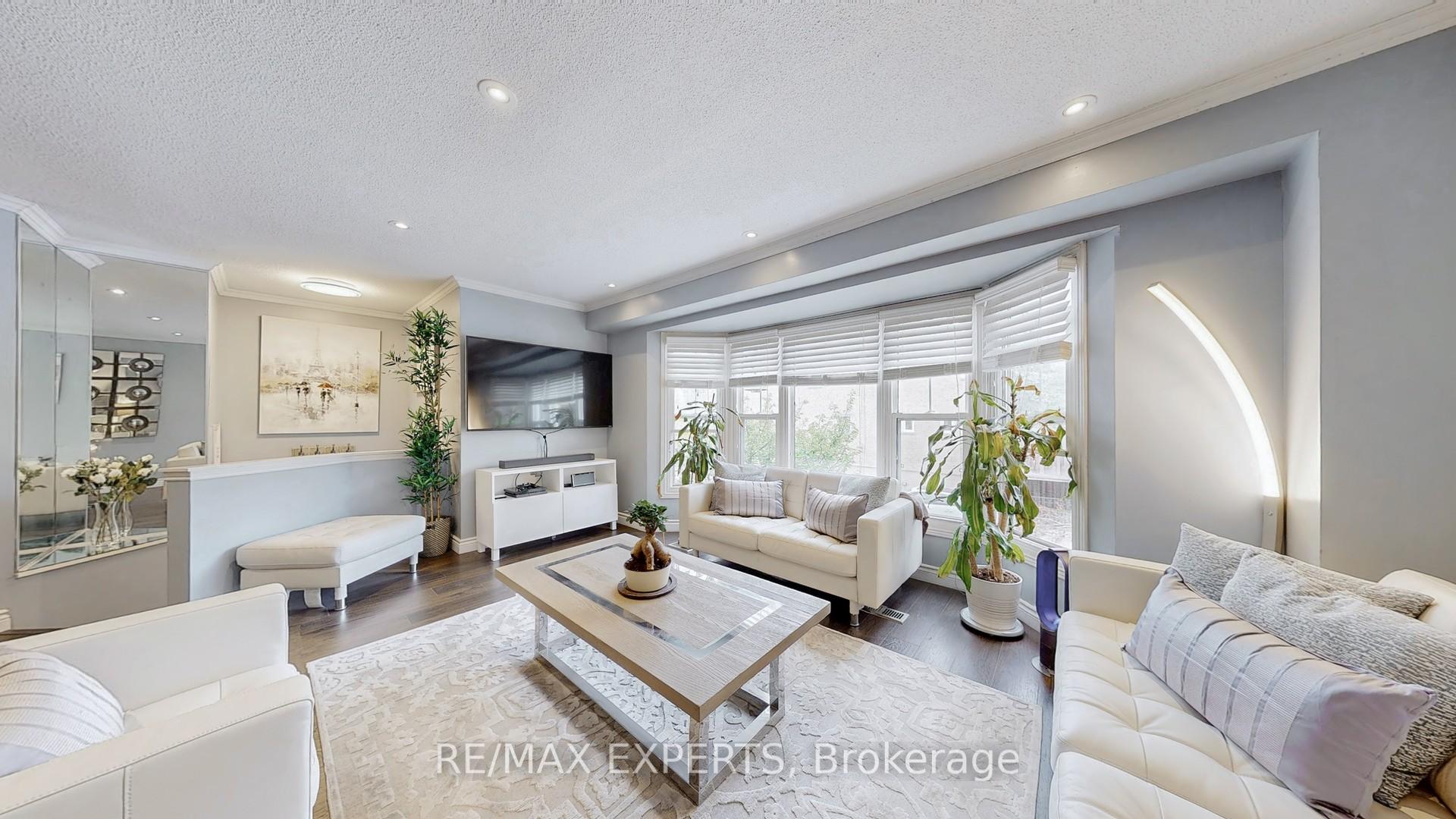 3 Bedrooms Condo at 43 Tamarack, Toronto For sale