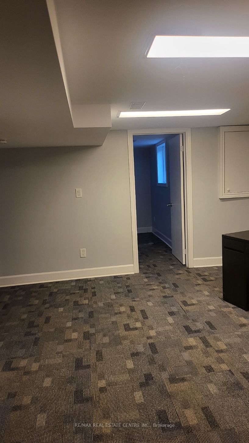 27 Hollywood Street N