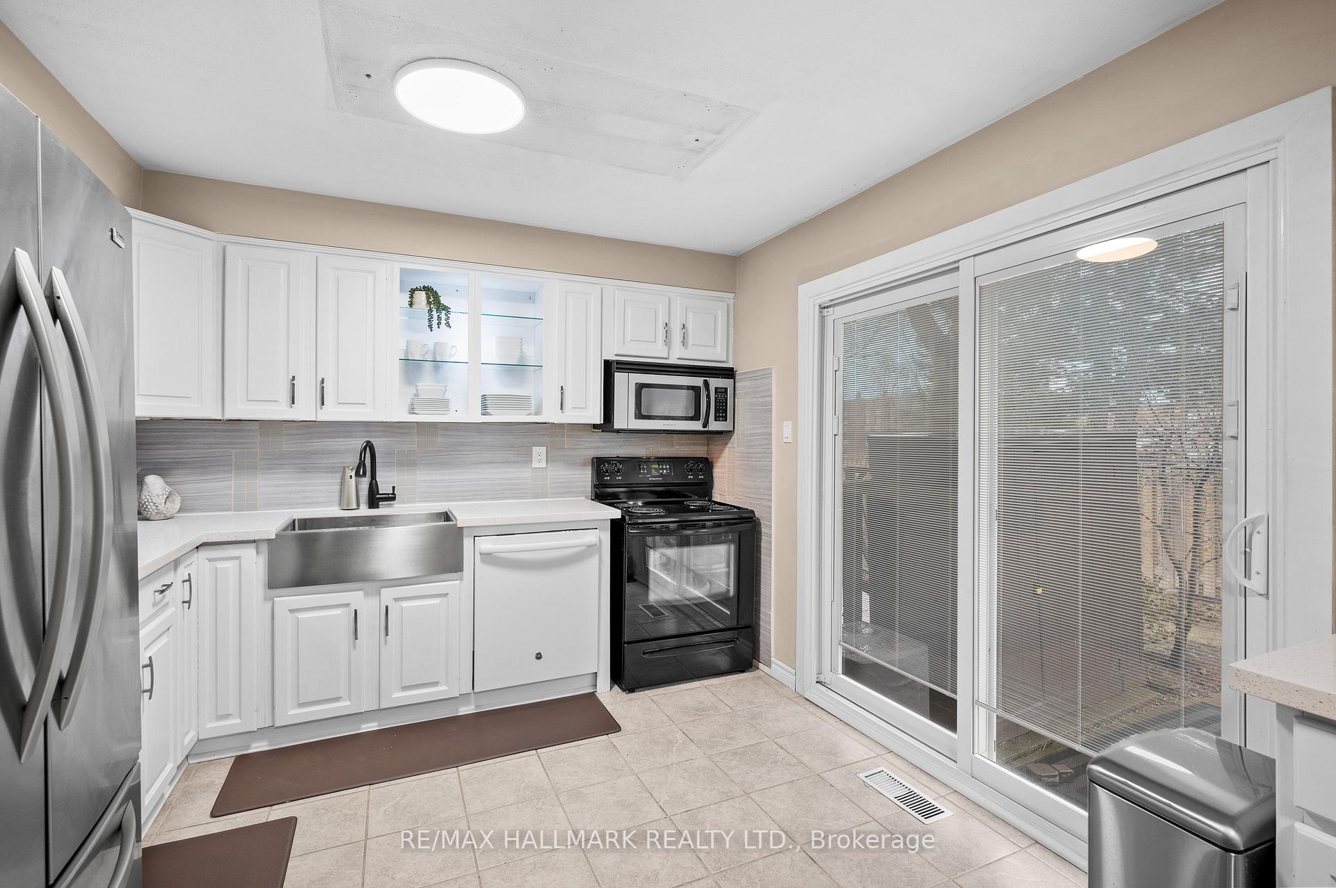 3 Bedrooms Condo at 6679 Shelter Bay,  Mississauga For sale