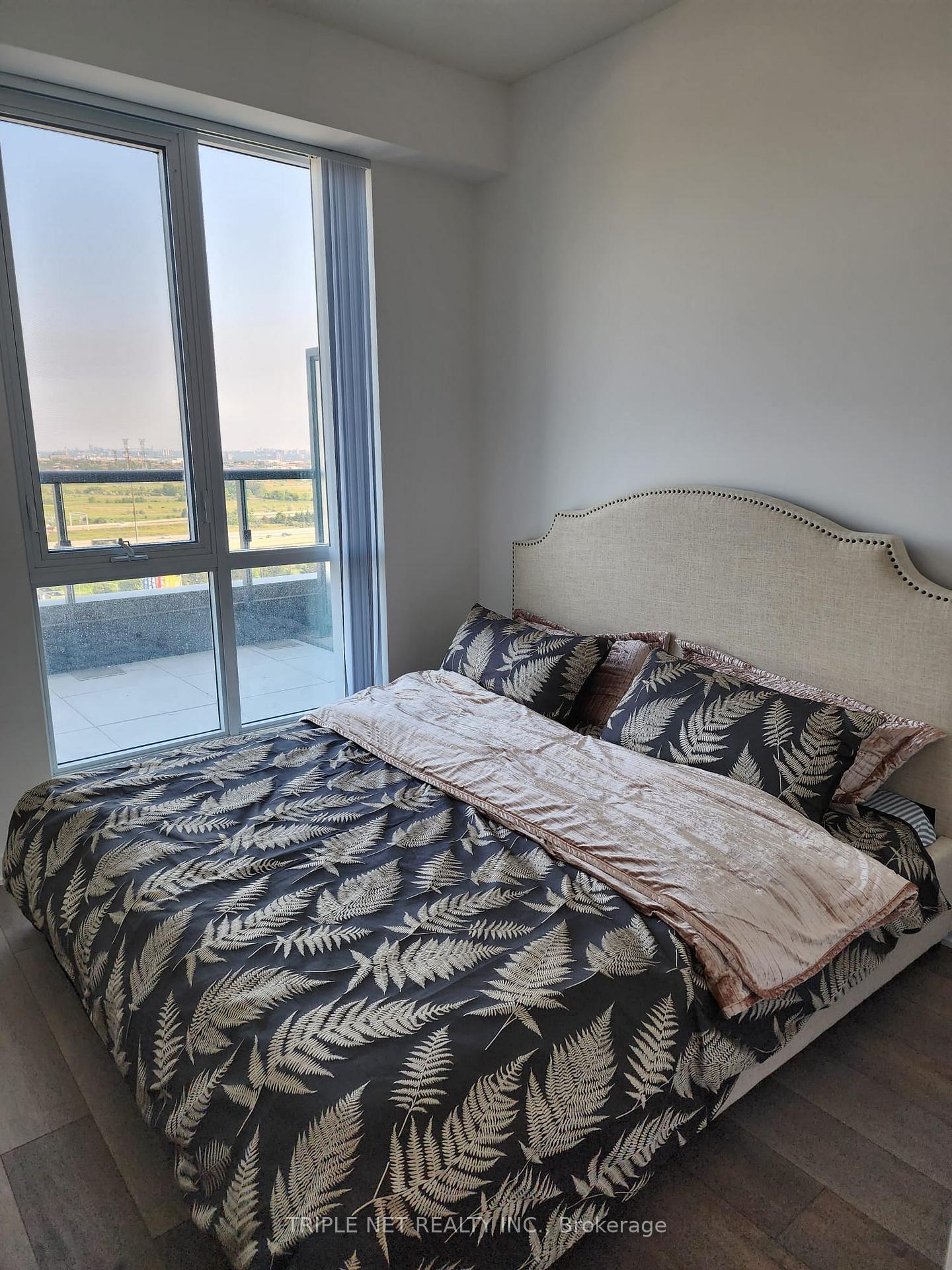 2 Bedrooms Condo at 10 honeycrisp, Vaughan For sale
