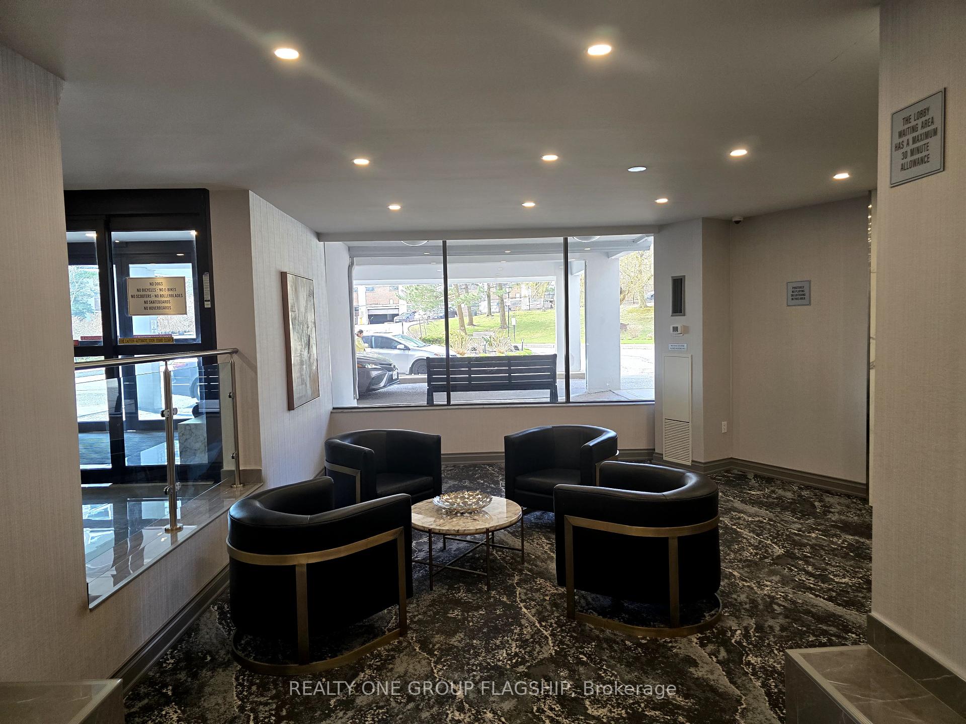 3 Bedrooms Condo at 10 Edgecliff,  Toronto For sale
