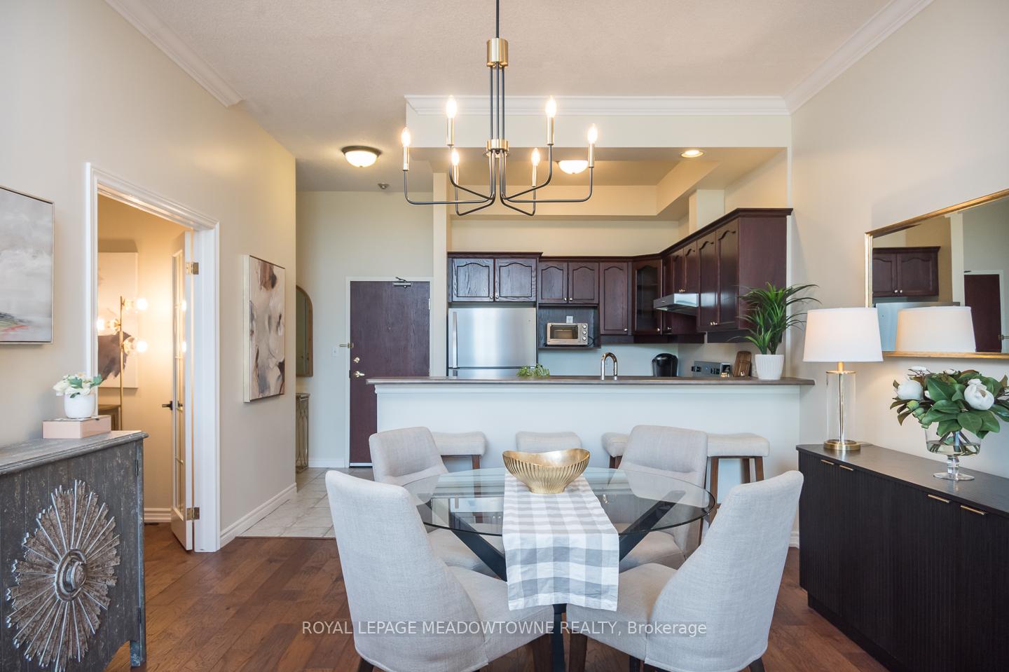 2 Bedrooms Condo at 262 Dundas, Hamilton For sale