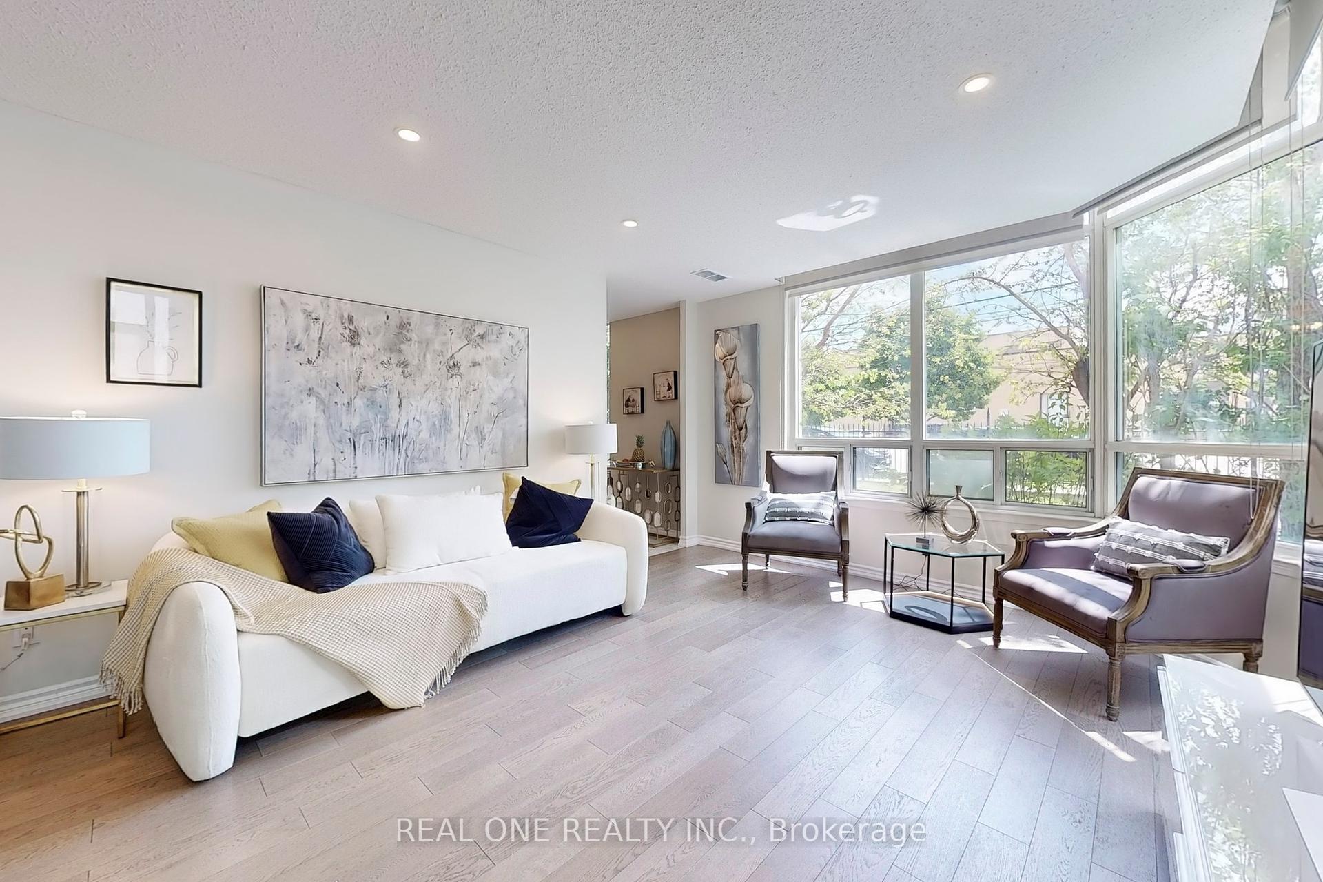 2 Bedrooms Condo at 8 Covington, Toronto For sale