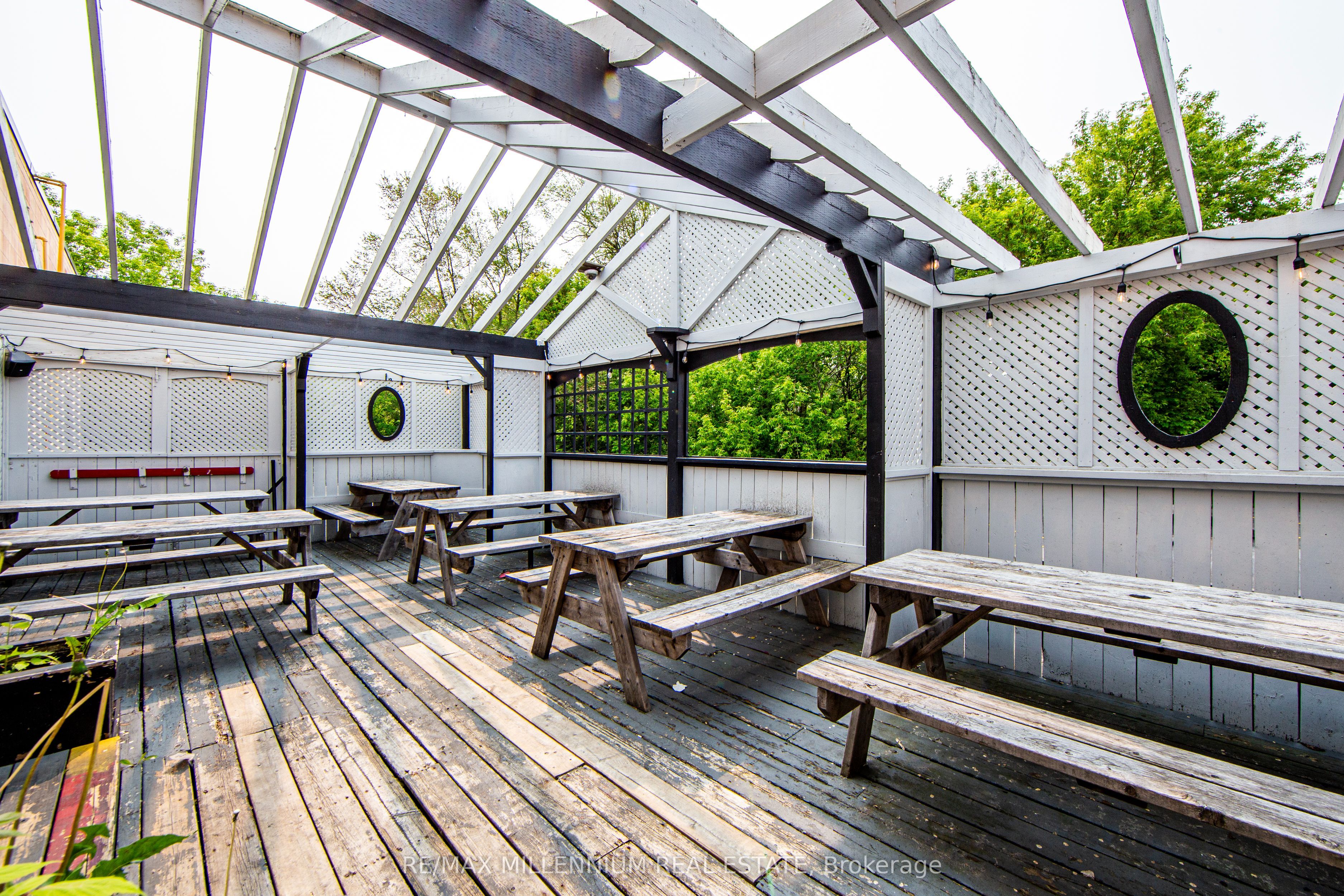555 Rossland Road E