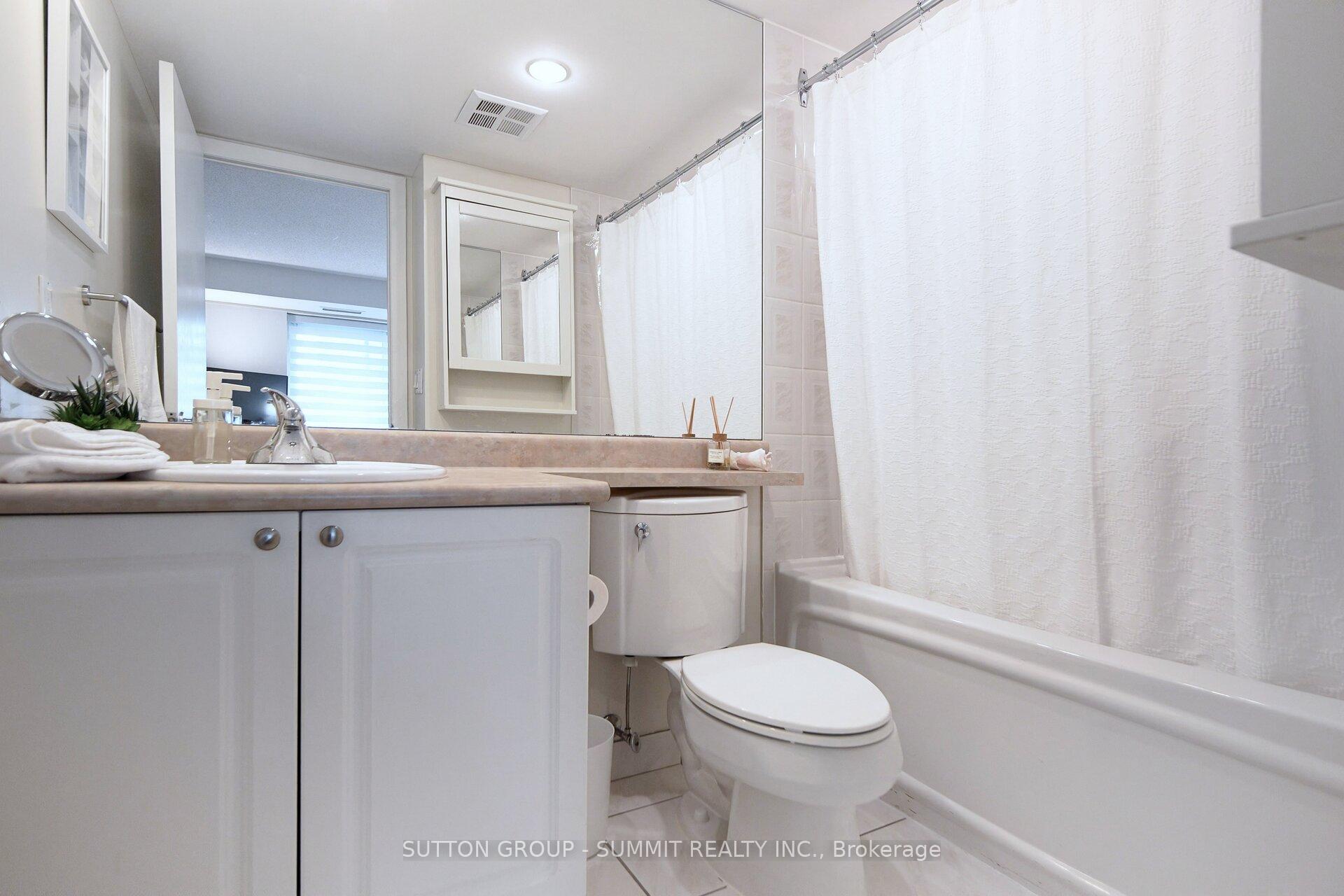 2 Bedrooms Condo at 8 Park, Toronto For sale