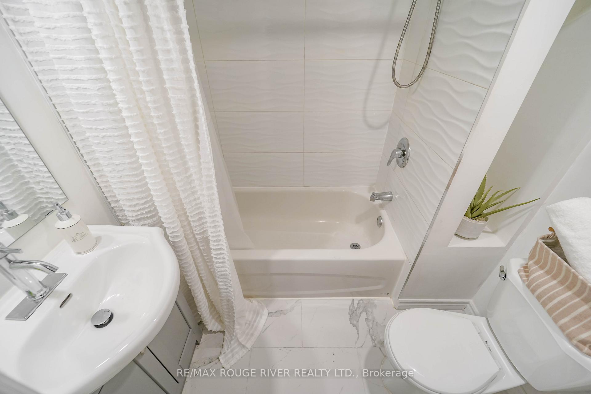 3 Bedrooms Condo at 100 Bridletowne, Toronto For sale