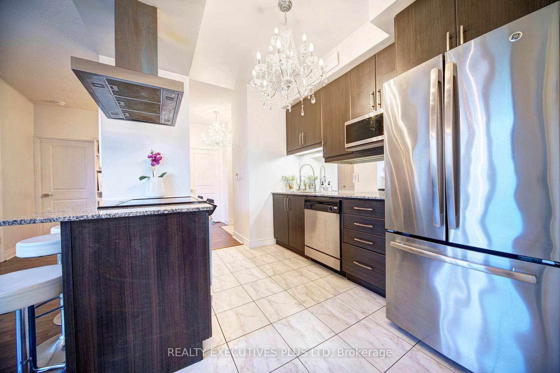 3 Bedrooms Condo at 60 Absolute, Mississauga For sale