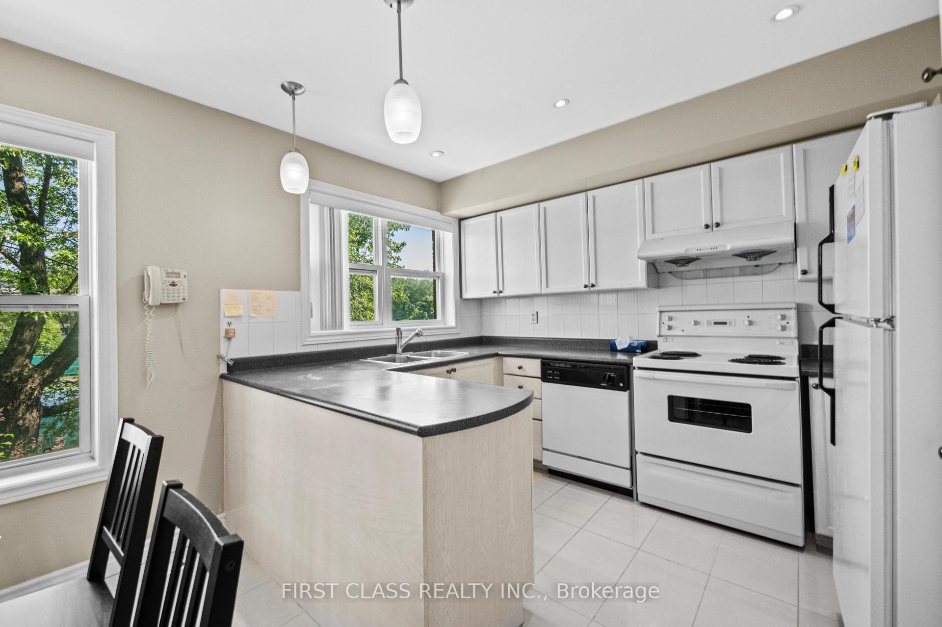 4 Bedrooms Condo at 10A Leaside Park, Toronto For sale