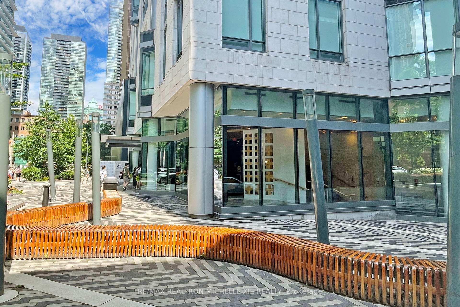 2 Bedrooms Condo at 45 Charles, Toronto For sale