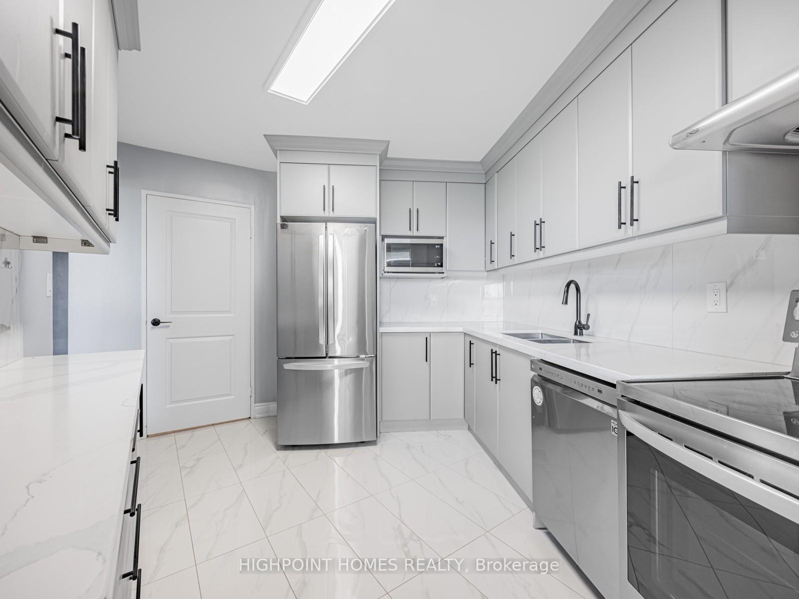 3 Bedrooms Condo at 10 Edgecliff, Toronto For sale