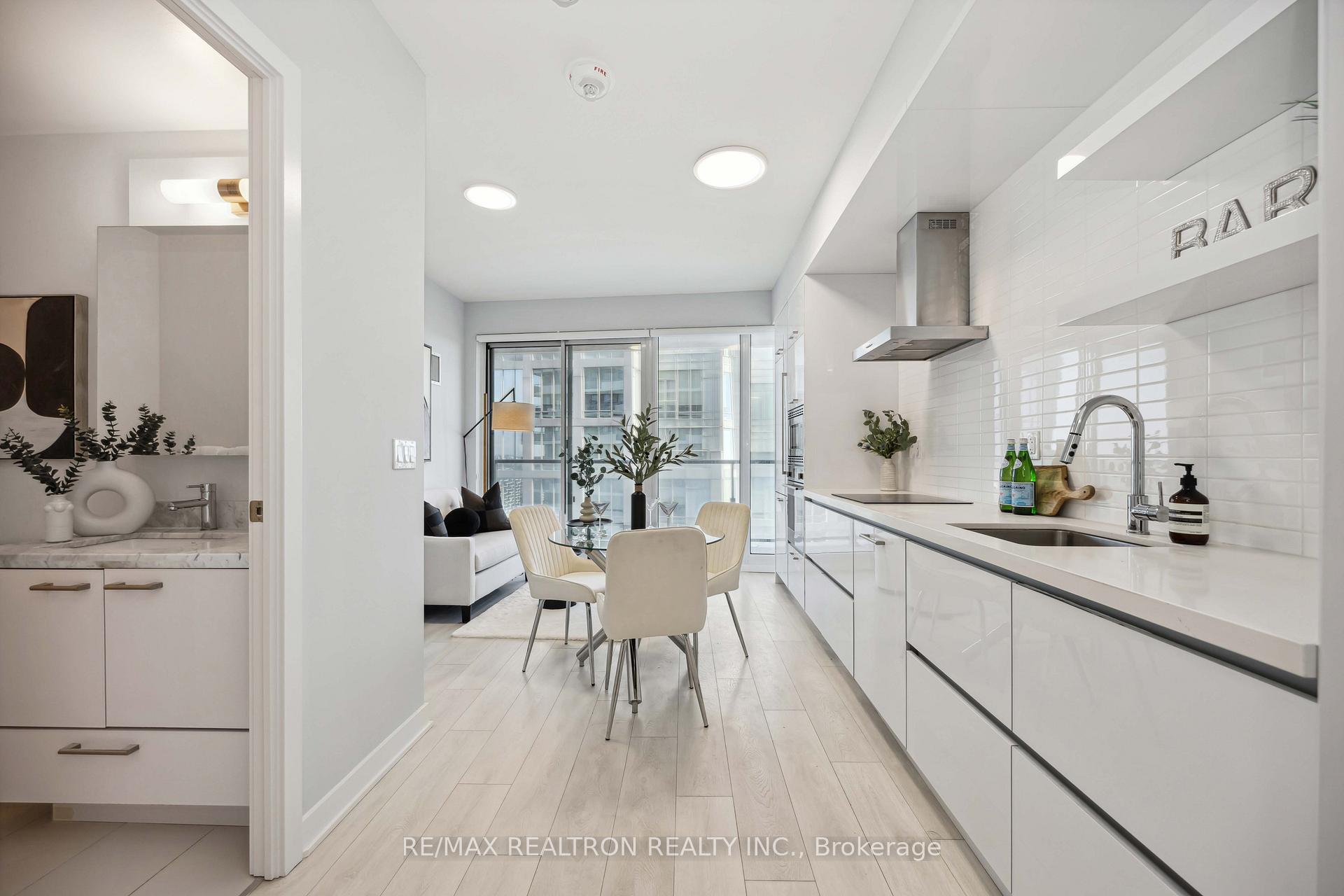1 Bedroom Condo at 2221 Yonge, Toronto For sale