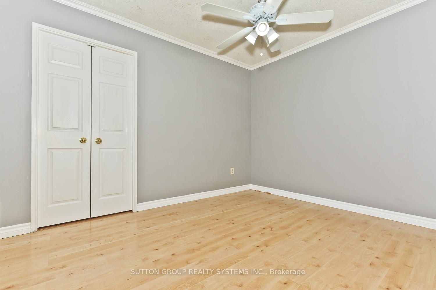3 Bedrooms Condo at 50 Kingsbridge Garden, Mississauga For sale