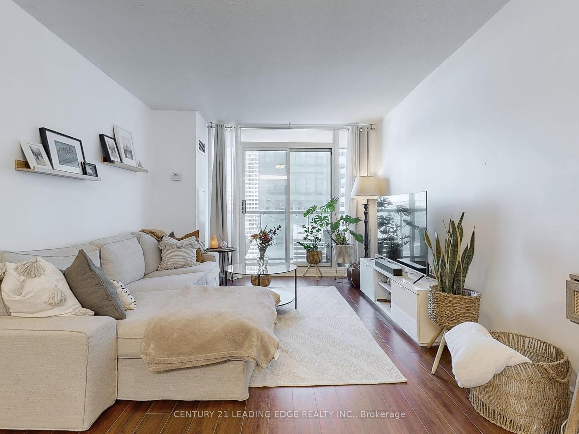 2 Bedrooms Condo at 30 Grand Trunk, Toronto For sale