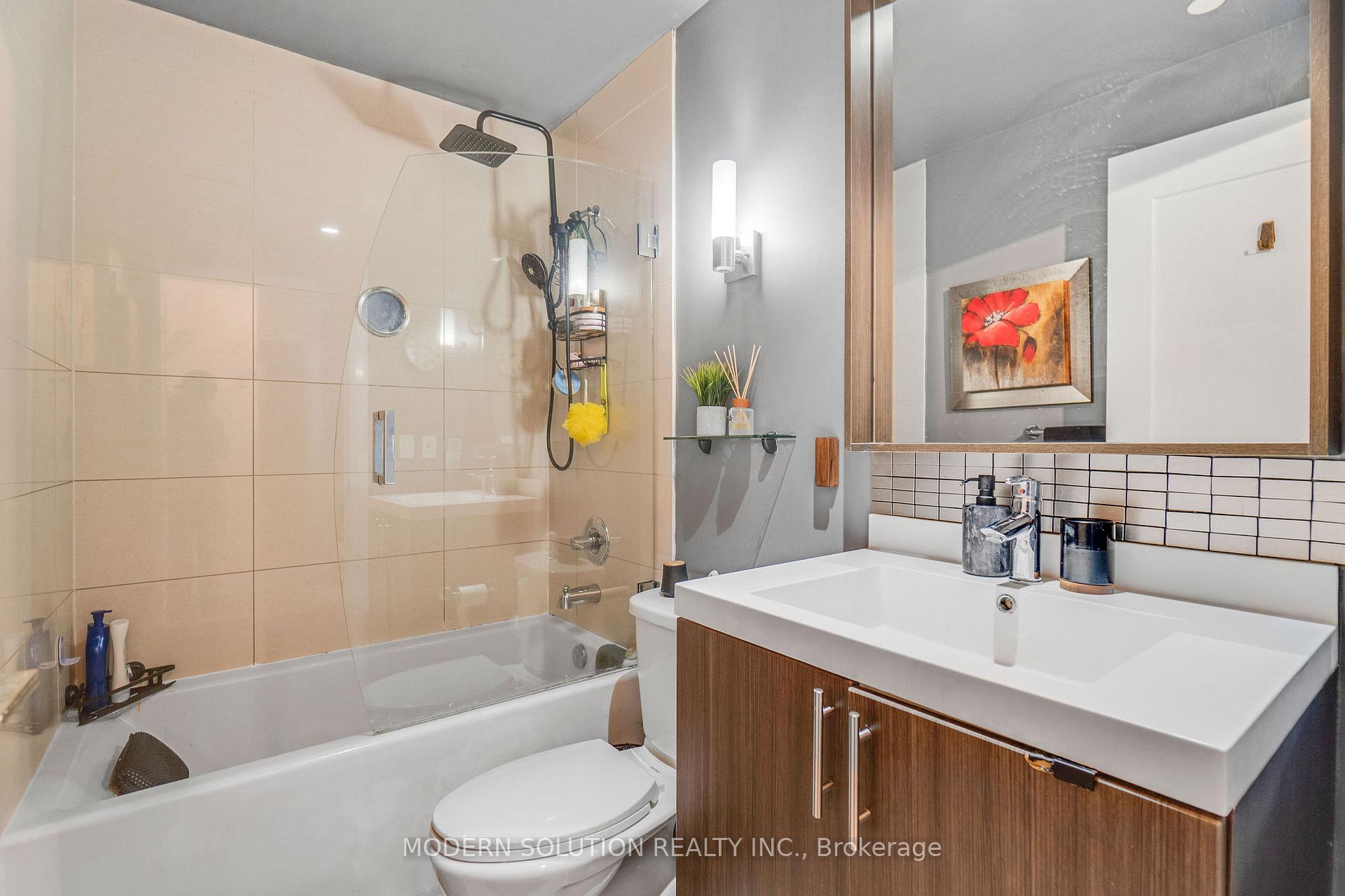 2 Bedrooms Condo at 18 Graydon Hall, Toronto For sale