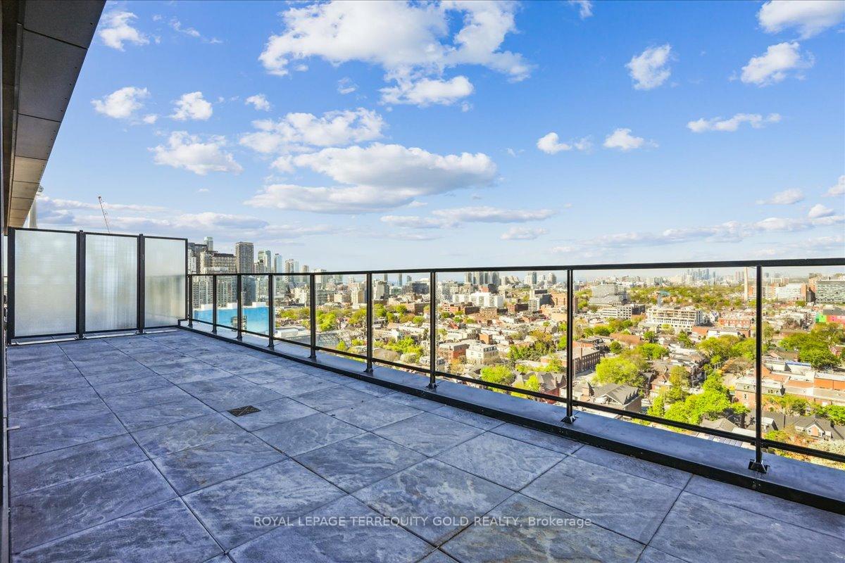 3 Bedrooms Condo at 195 McCaul, Toronto For sale