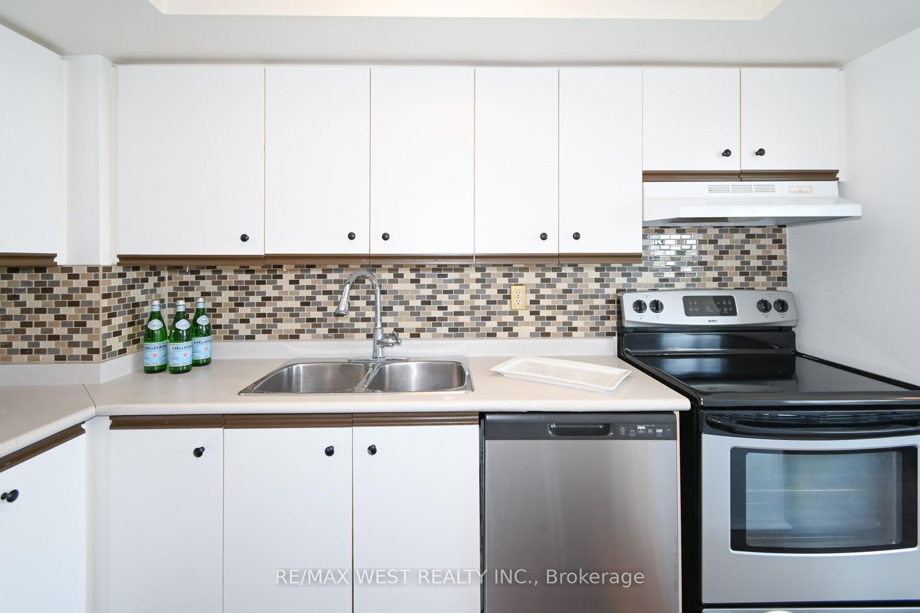 2 Bedrooms Condo at 3233 Eglinton,  Toronto For sale