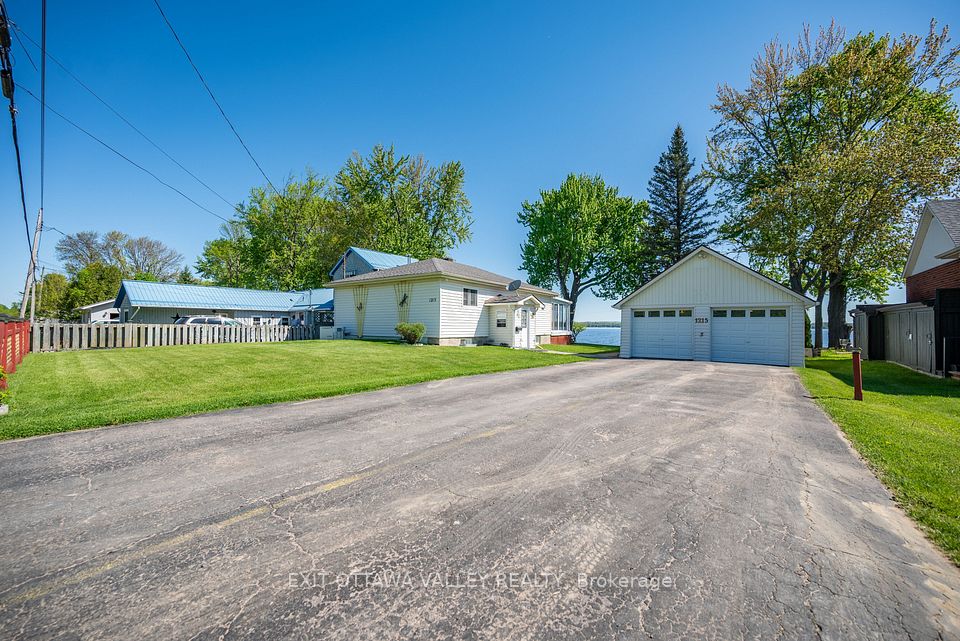 1215 Burns Drive, Laurentian Valley, ON K8A 7M9