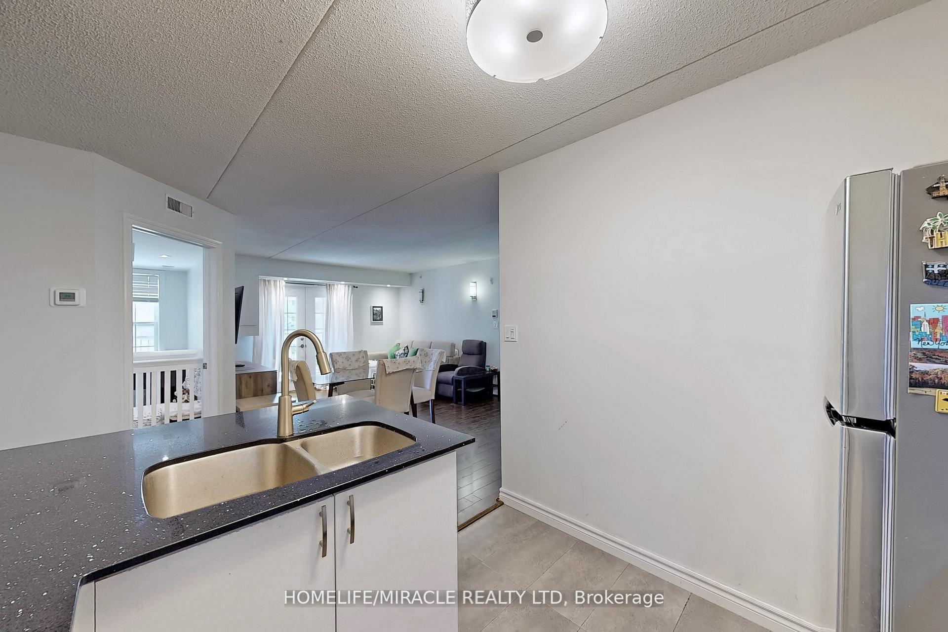 2 Bedrooms Condo at 1440 Bishops, Oakville For sale