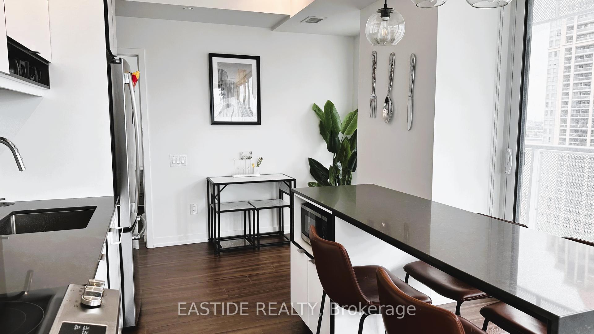 3 Bedrooms Condo at 4065 Confederation, Mississauga For sale