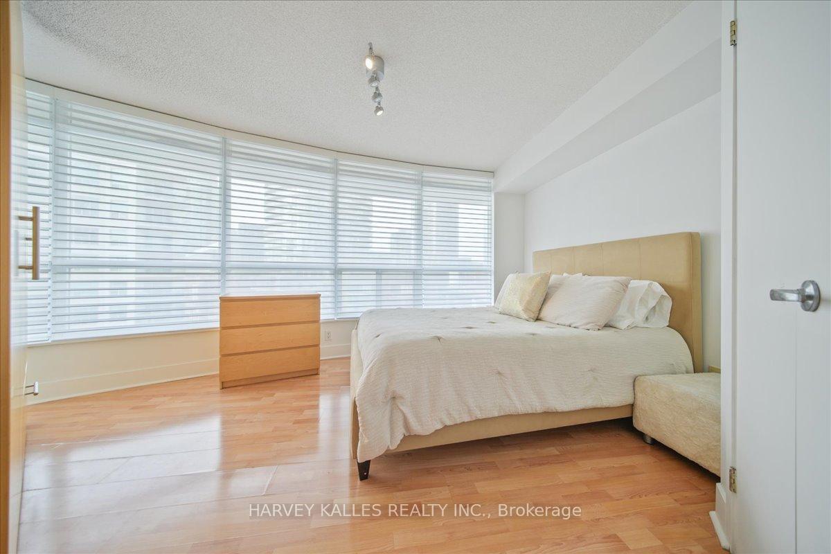 2 Bedrooms Condo at 550 Queens, Toronto For sale