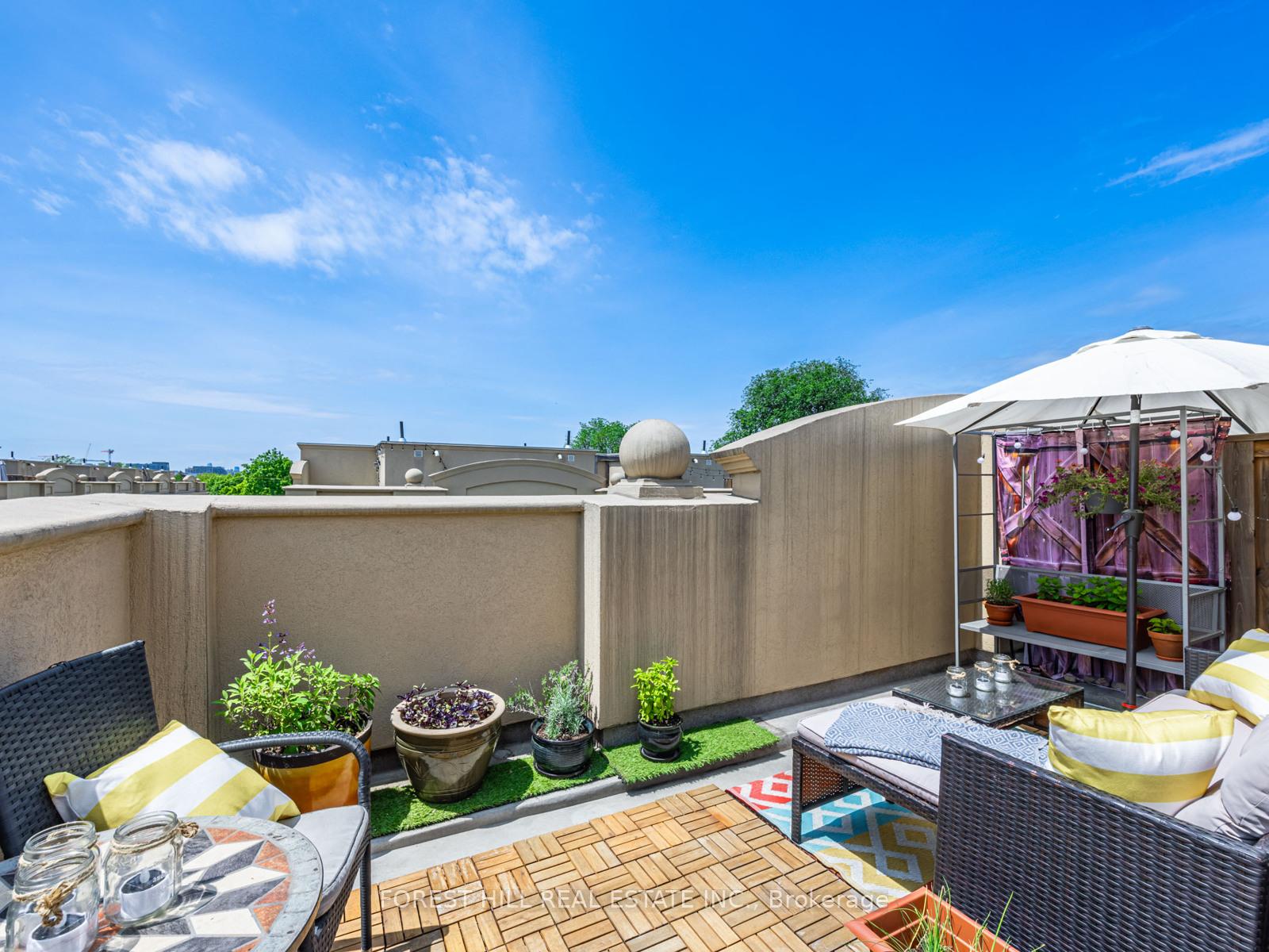 2 Bedrooms Condo at 68 Carr, Toronto For sale
