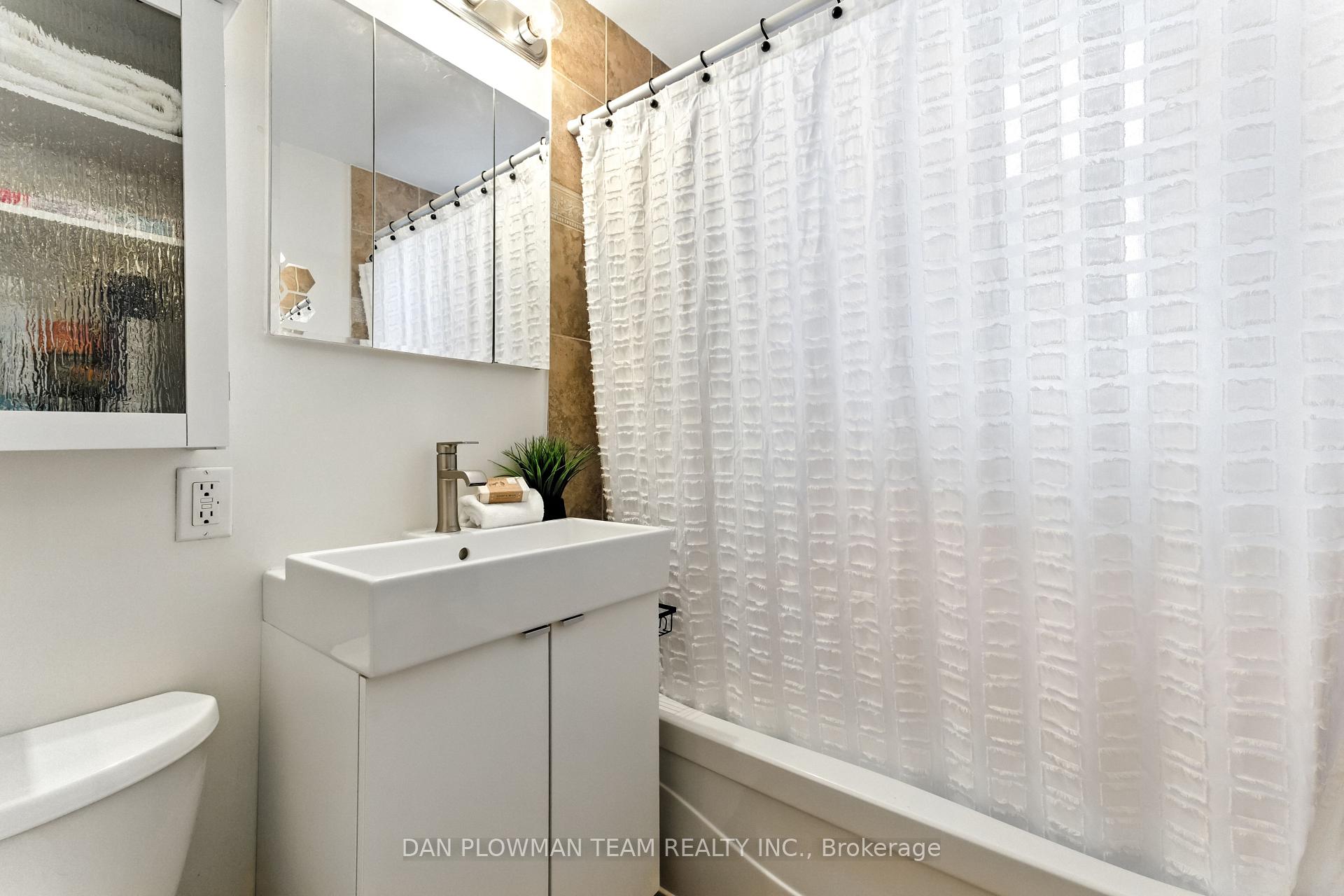1 Bedroom Co-op at 2550 Bathurst, Toronto For sale
