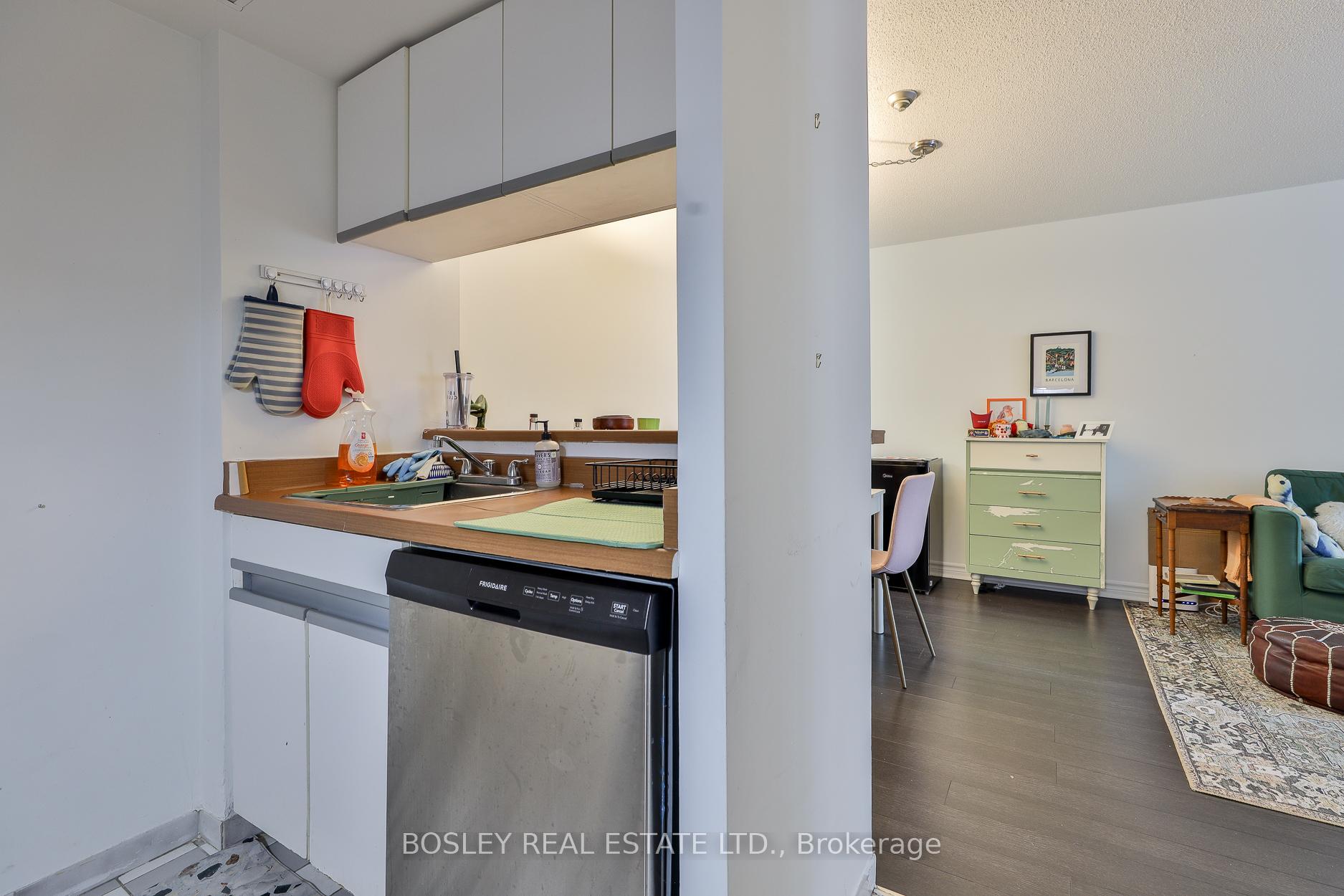 2 Bedrooms Condo at 1001 Bay, Toronto For sale