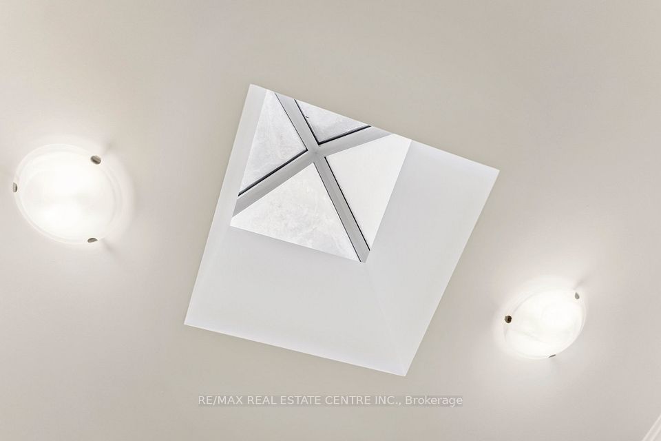 Skylight In Den - No Units Above This Suite