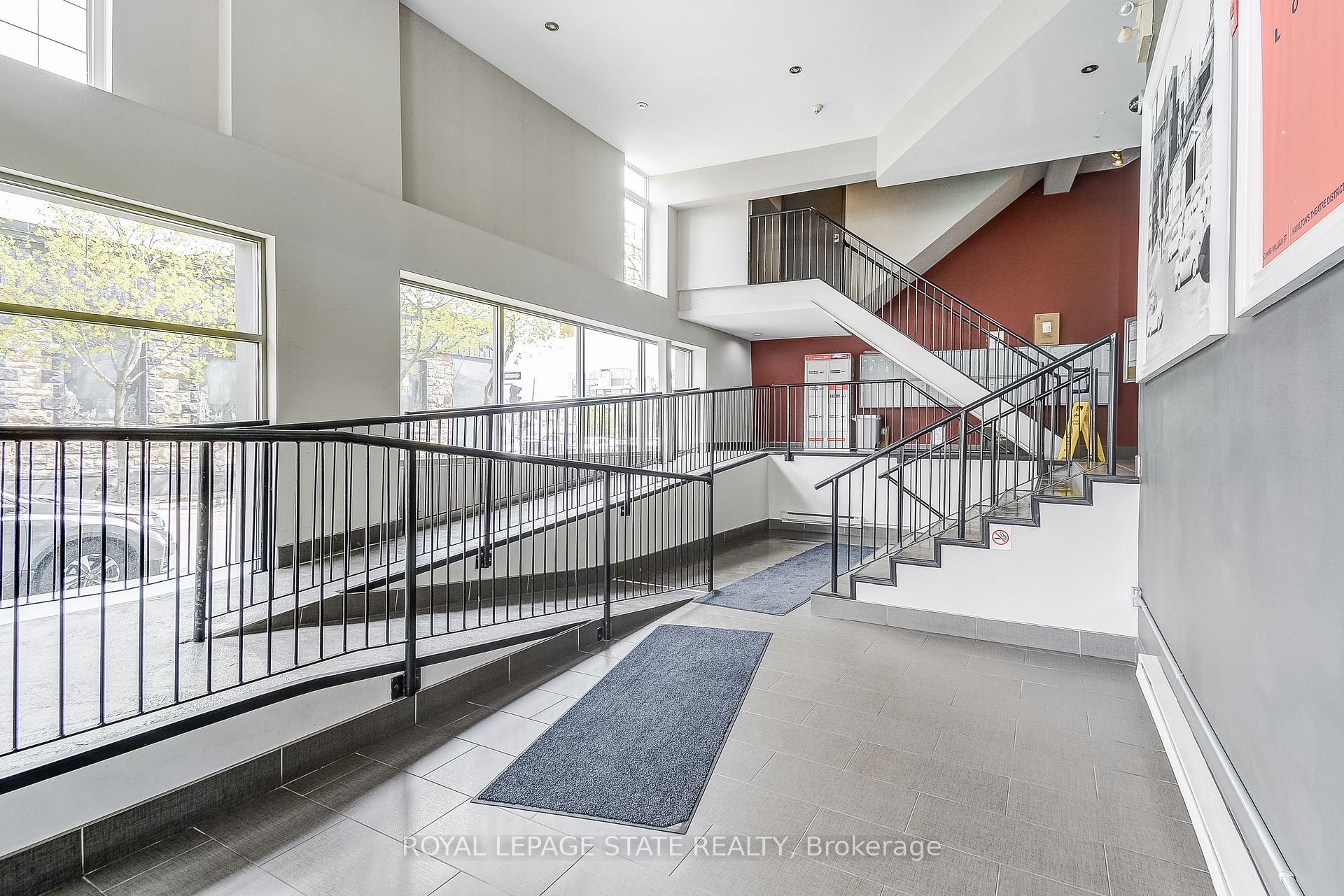 2 Bedrooms Condo at 80 King William, Hamilton For sale