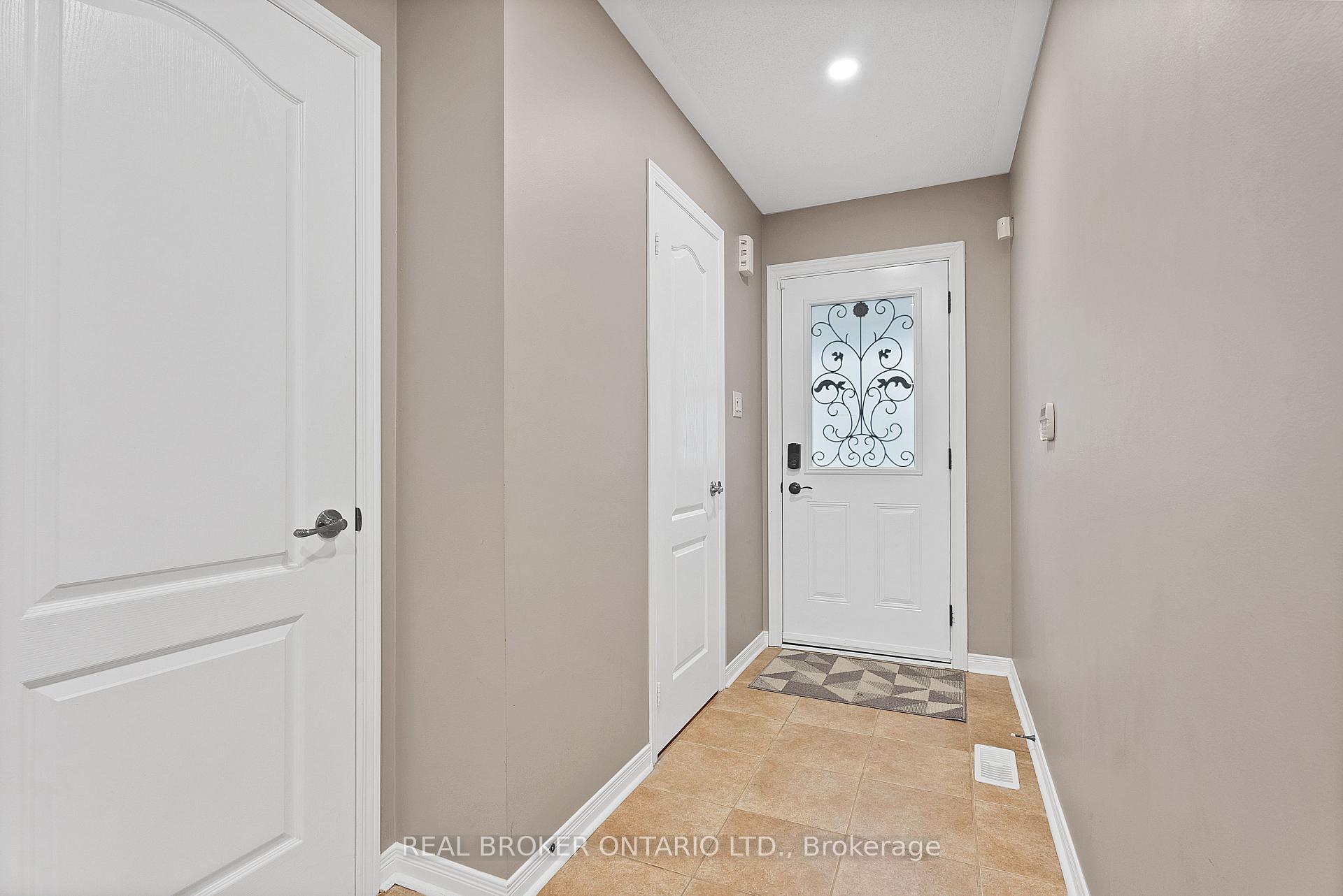 3 Bedrooms Condo at 7360 Zinnia, Mississauga For sale