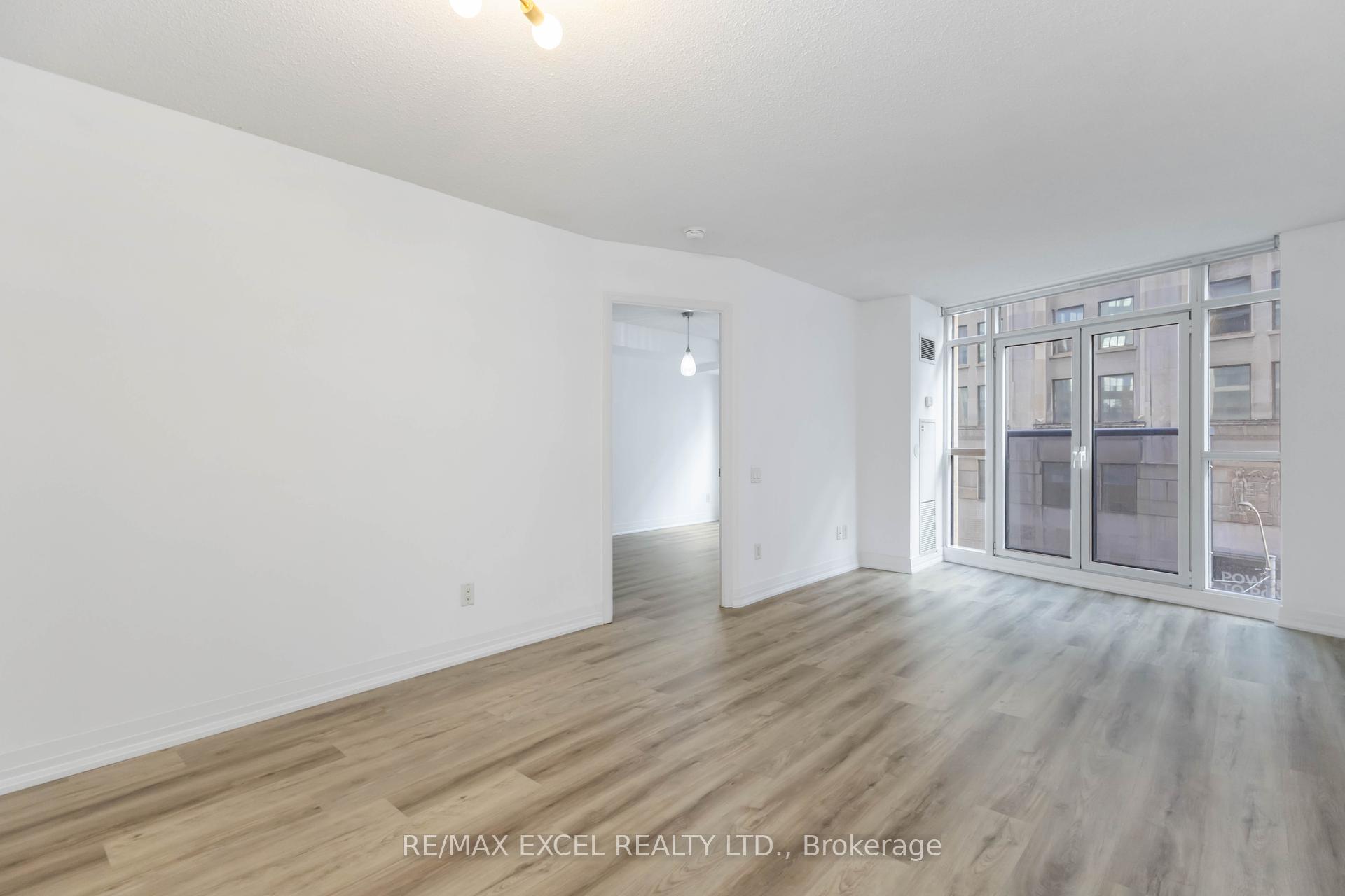 2 Bedrooms Condo at 21 Carlton, Toronto For sale