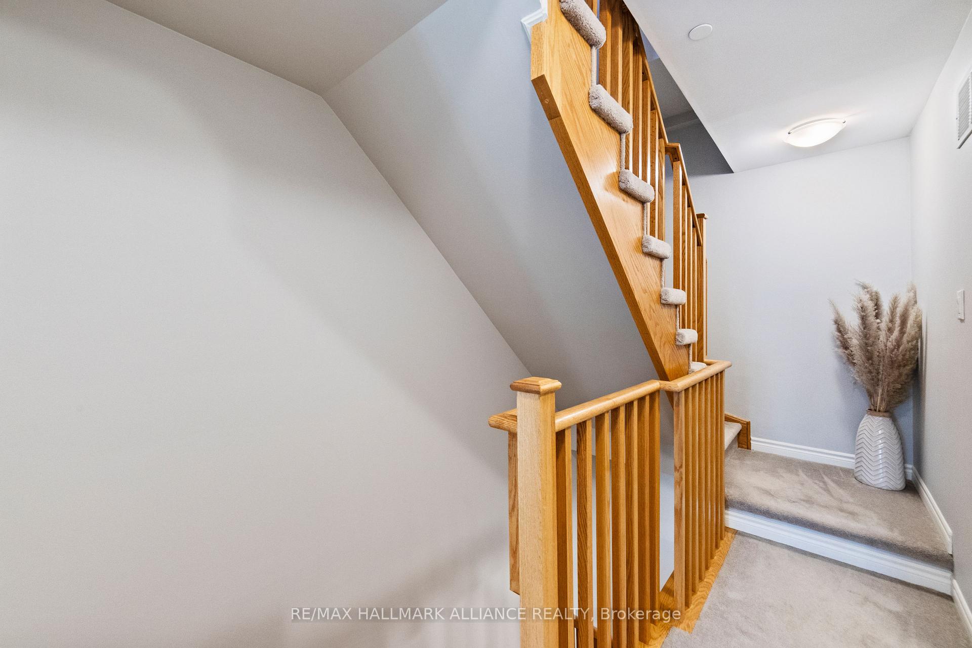 3 Bedrooms Condo at 1150 Stroud, Mississauga For sale