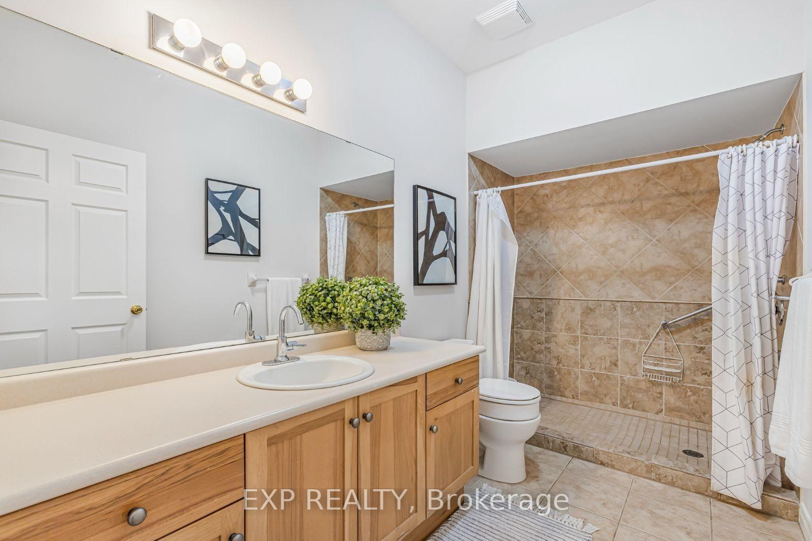 2 Bedrooms Condo at 34 Southbrook, Hamilton For sale