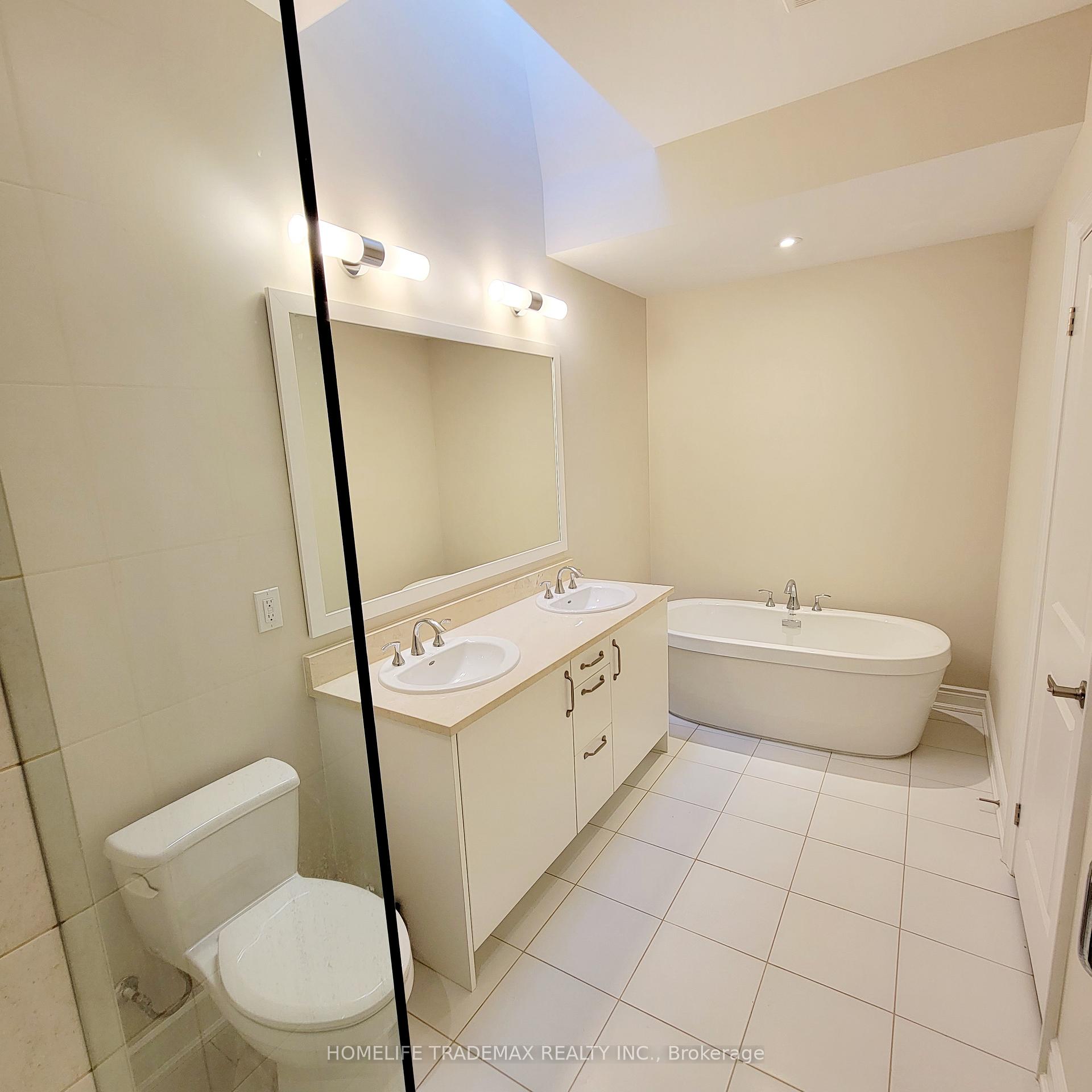 3 Bedrooms Condo at 15 Lunar, Mississauga For sale