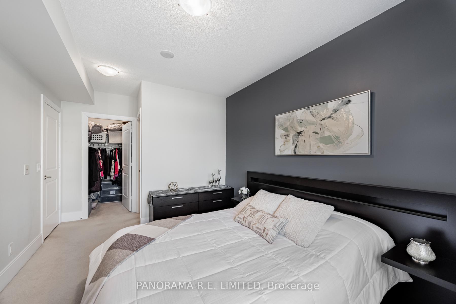 3 Bedrooms Condo at 330 Burnhamthorpe, Mississauga For sale