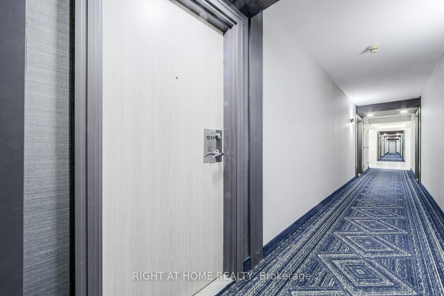 2 Bedrooms Condo at 335 Webb, Mississauga For sale