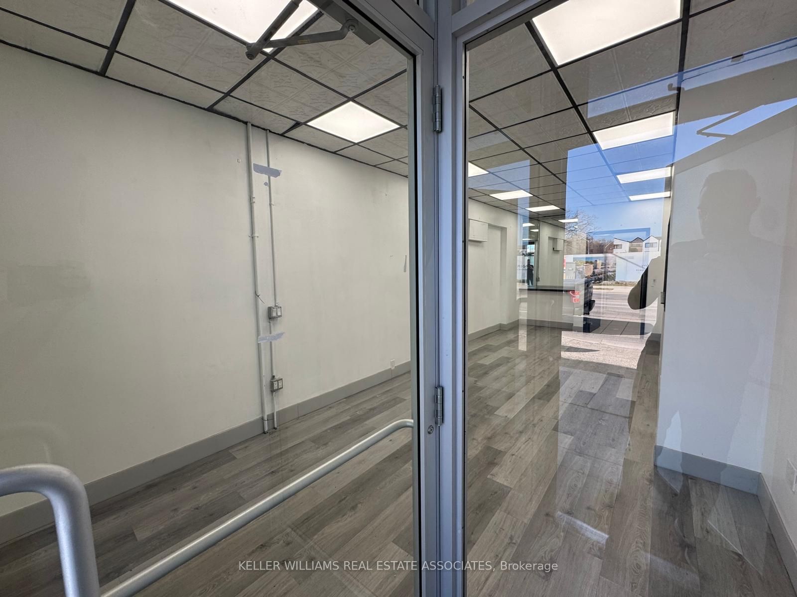 300 Lakeshore Road W