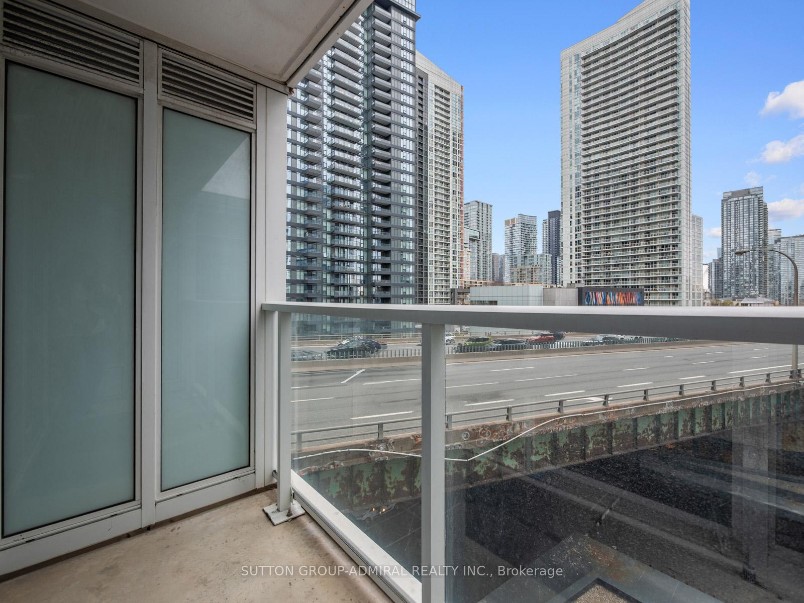 2 Bedrooms Condo at 19 Bathurst, Toronto For sale