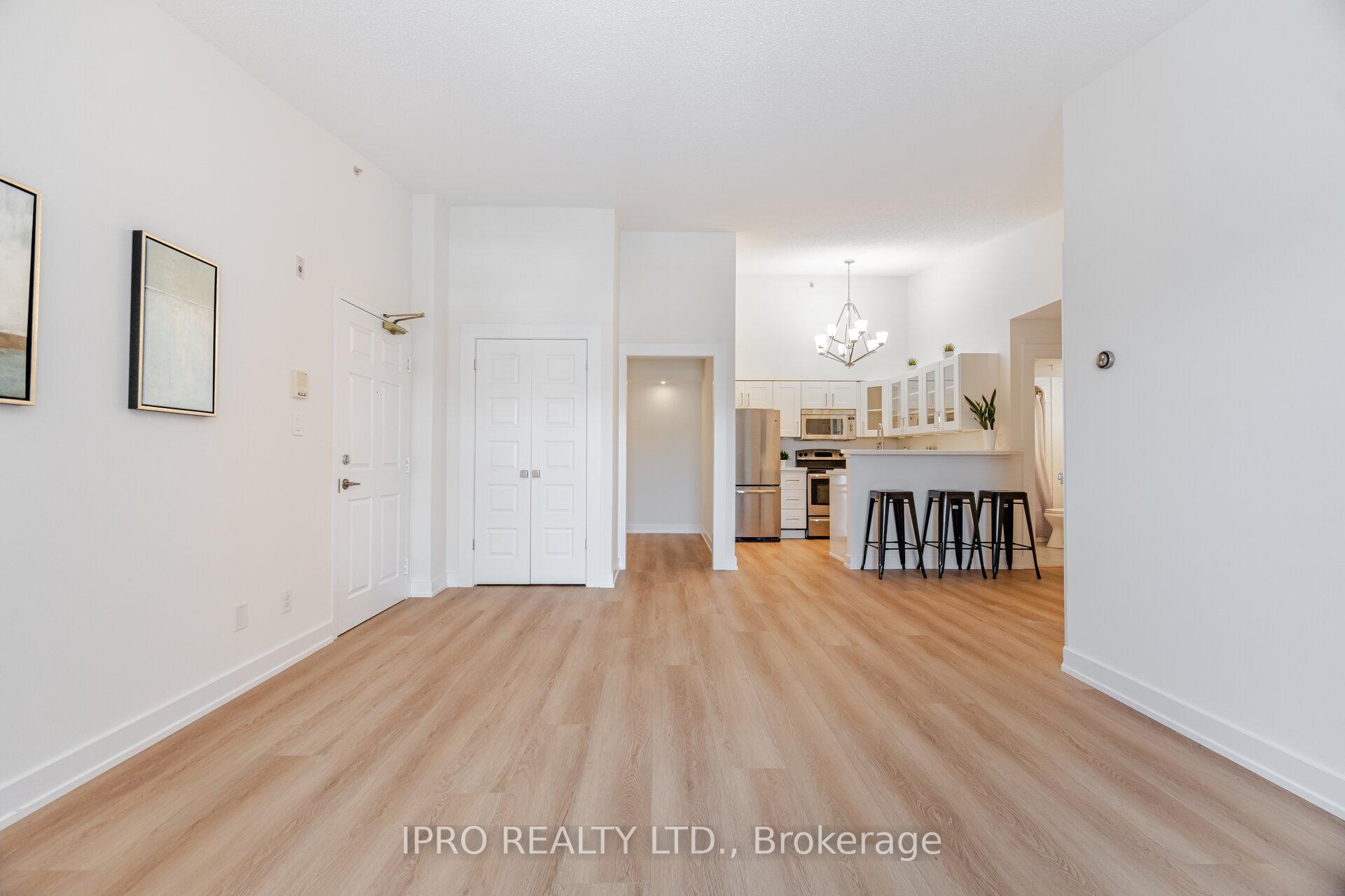 2 Bedrooms Condo at 1411 Walker’s, Burlington For sale