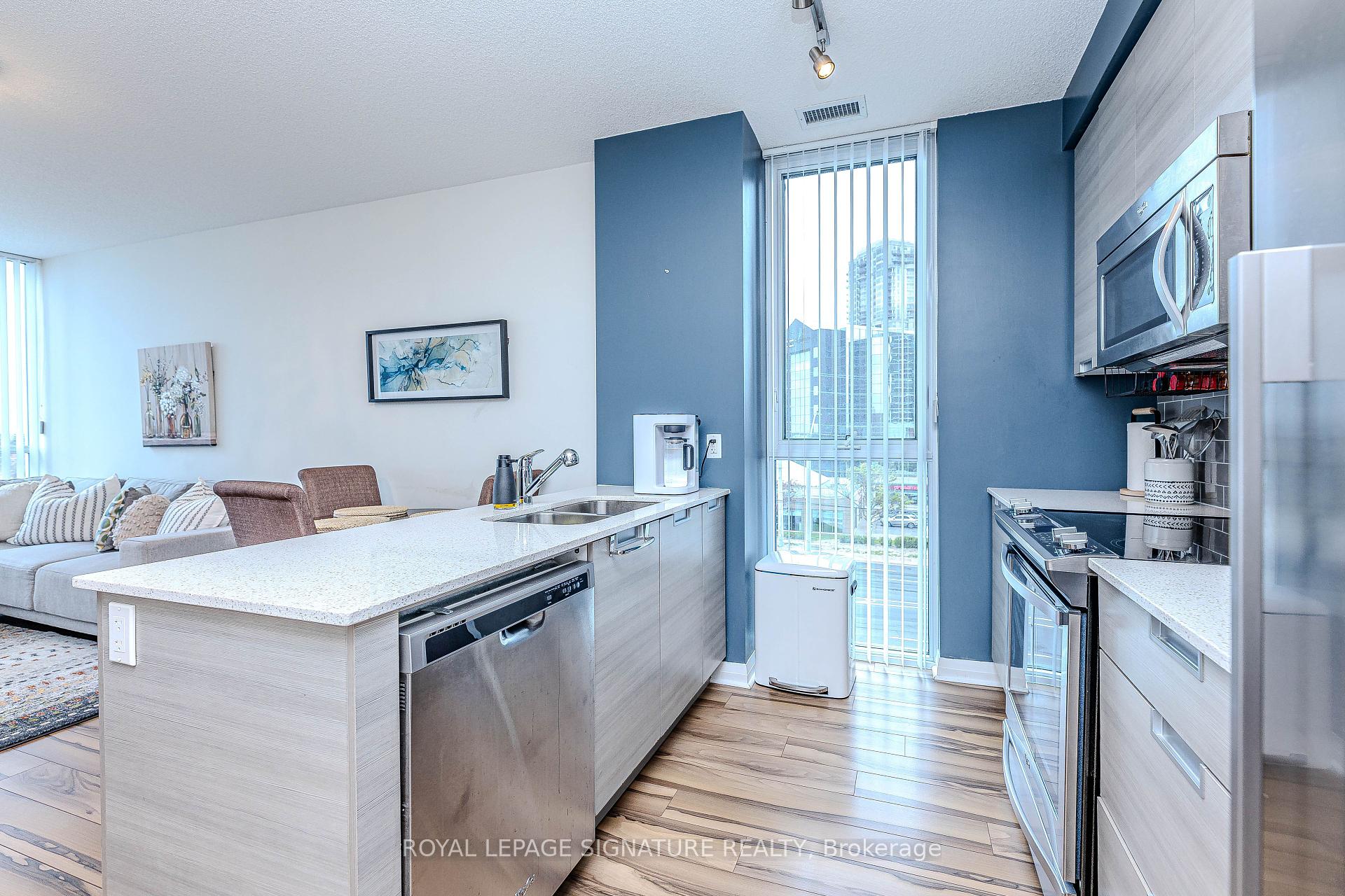 2 Bedrooms Condo at 55 Eglinton, Mississauga For sale