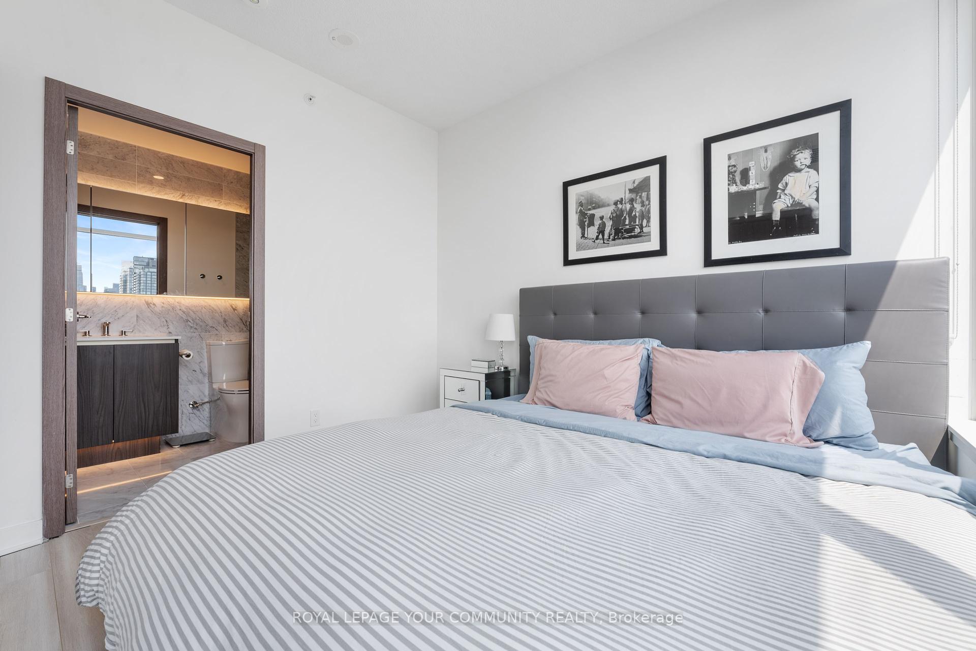 3 Bedrooms Condo at 17 Bathurst, Toronto For sale