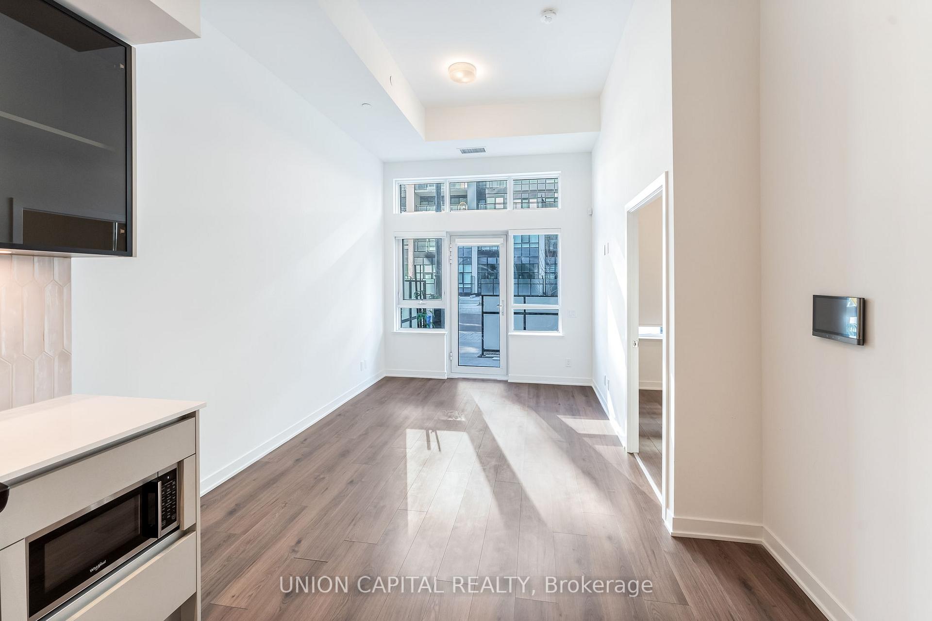 2 Bedrooms Condo at 405 Dundas, Oakville For sale