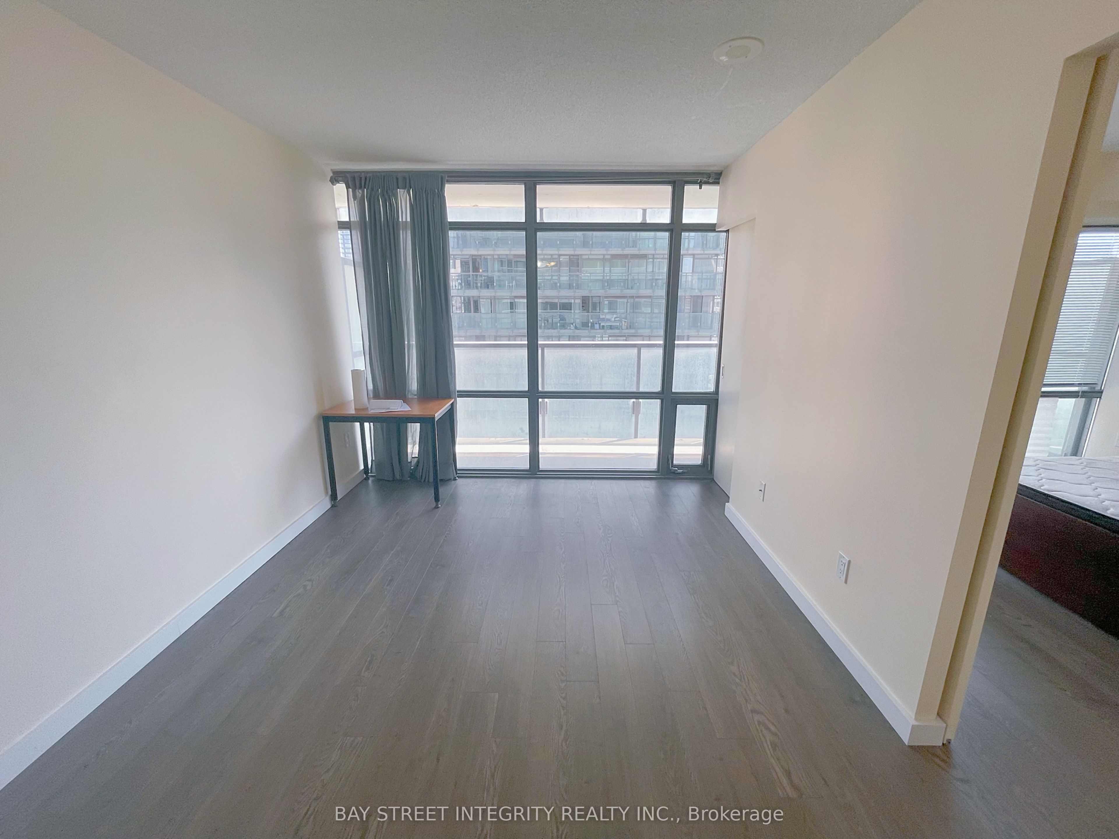 37 Grosvenor Street, #1710