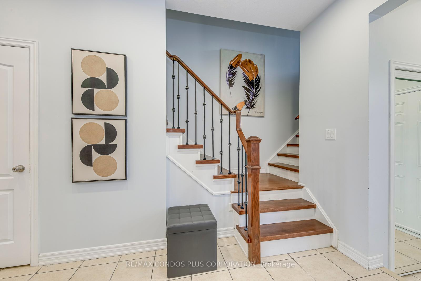 5 Bedrooms Condo at 1015 Galesway, Mississauga For sale