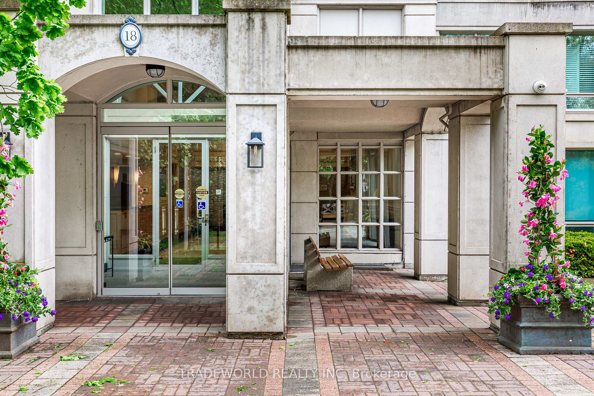 2 Bedrooms Condo at 18 William Carson, Toronto For sale