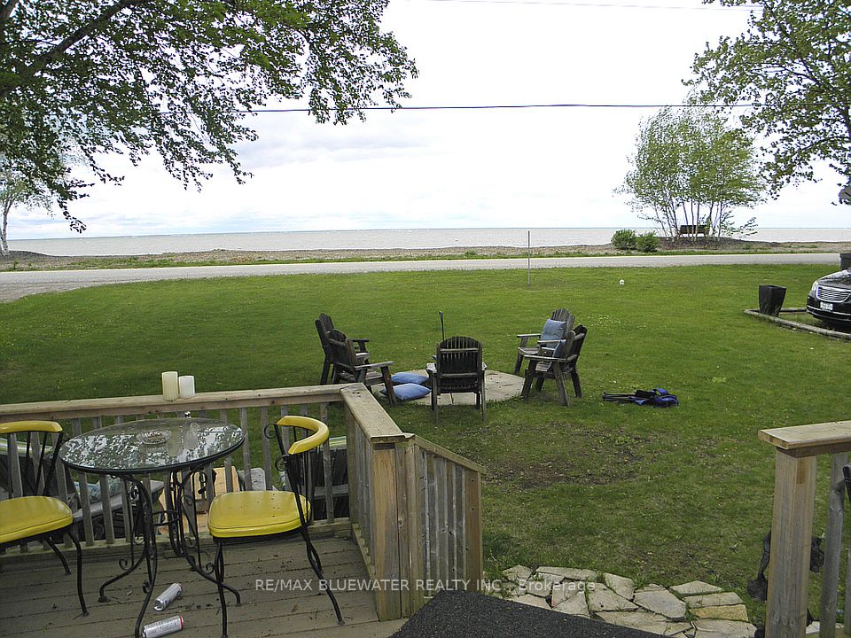 9774 Lake Road, Lambton Shores, ON N0N 1J1