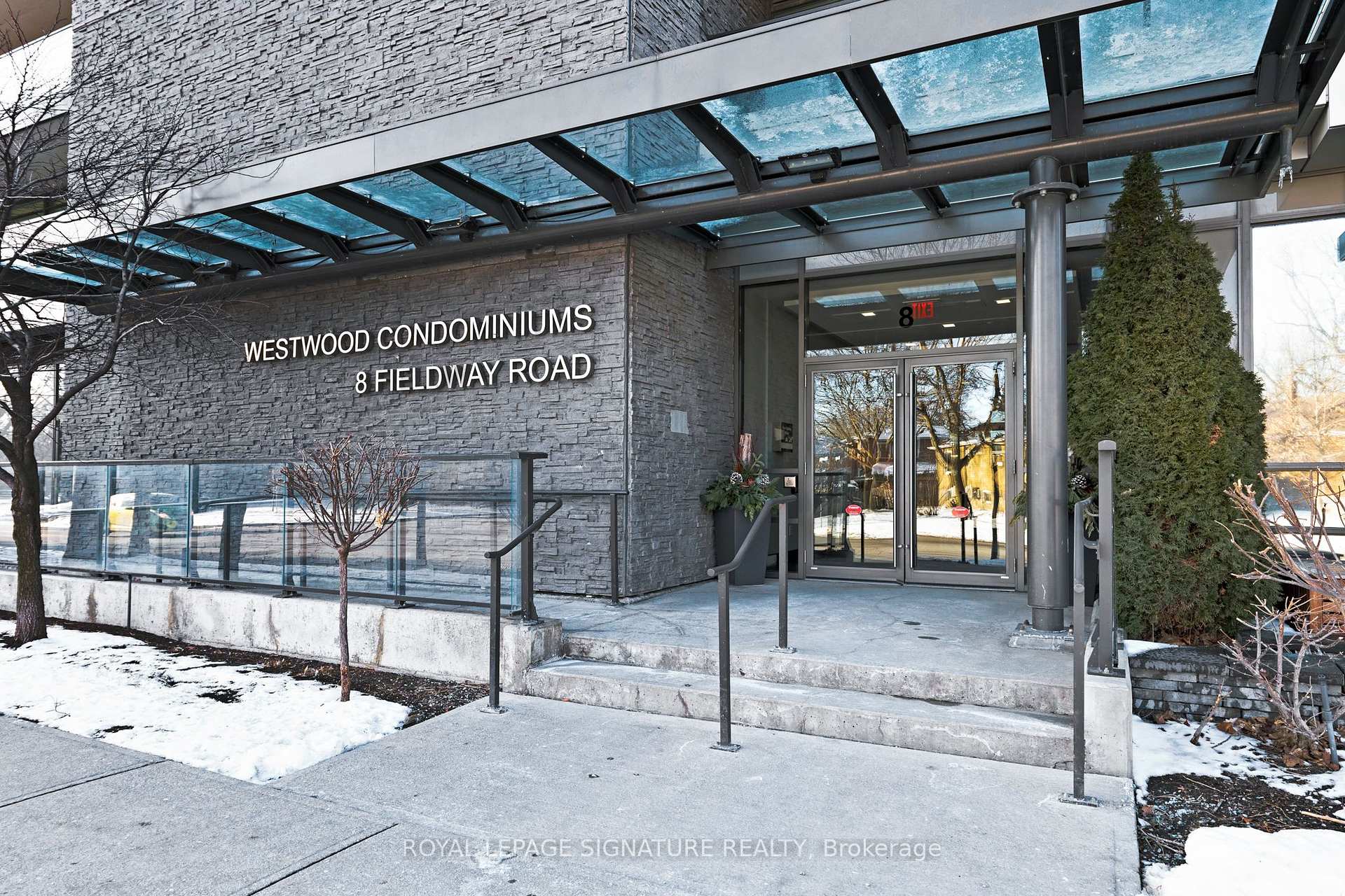 2 Bedrooms Condo at 8 Fieldway, Toronto For sale
