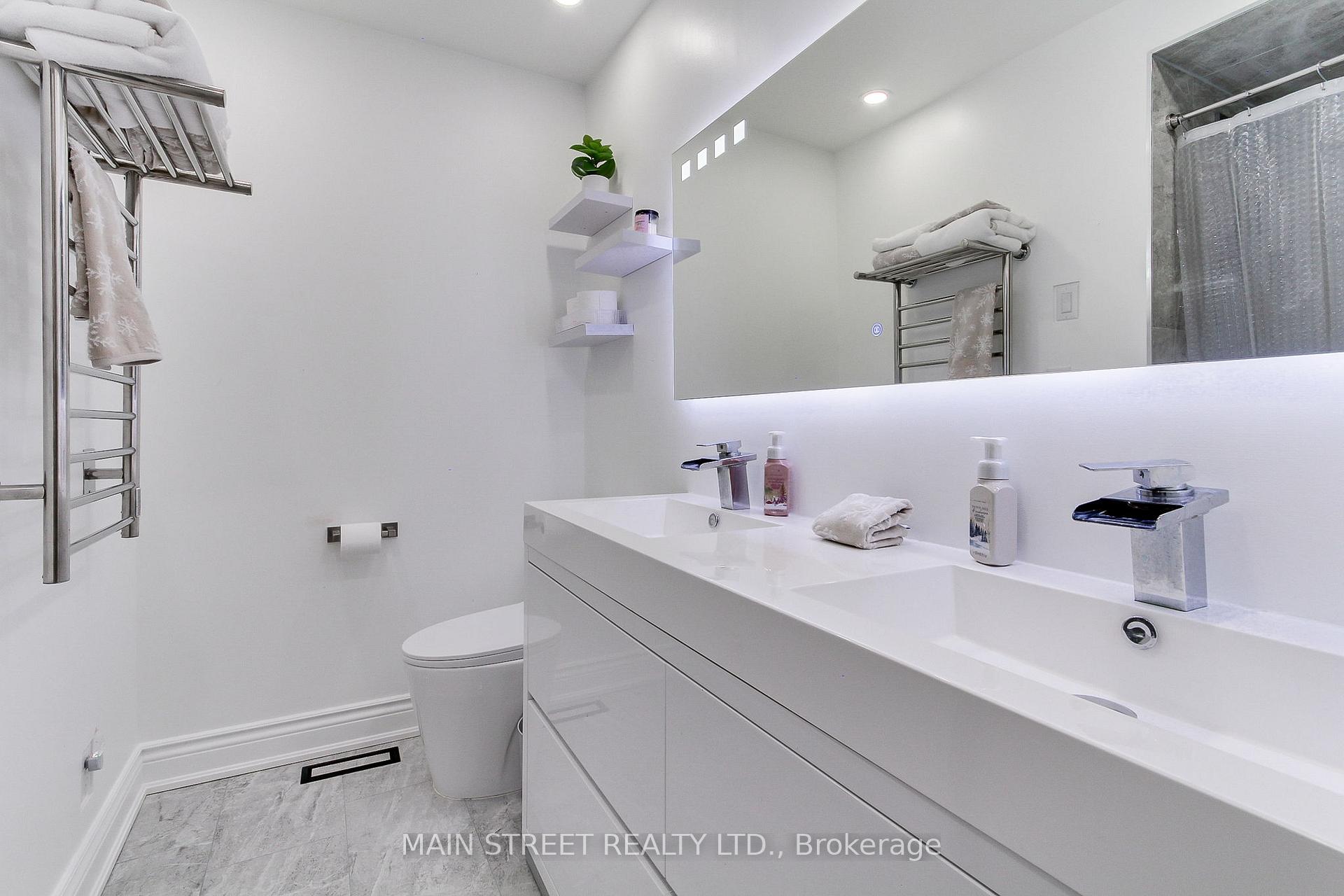 3 Bedrooms Condo at 725 Vermouth,  Mississauga For sale