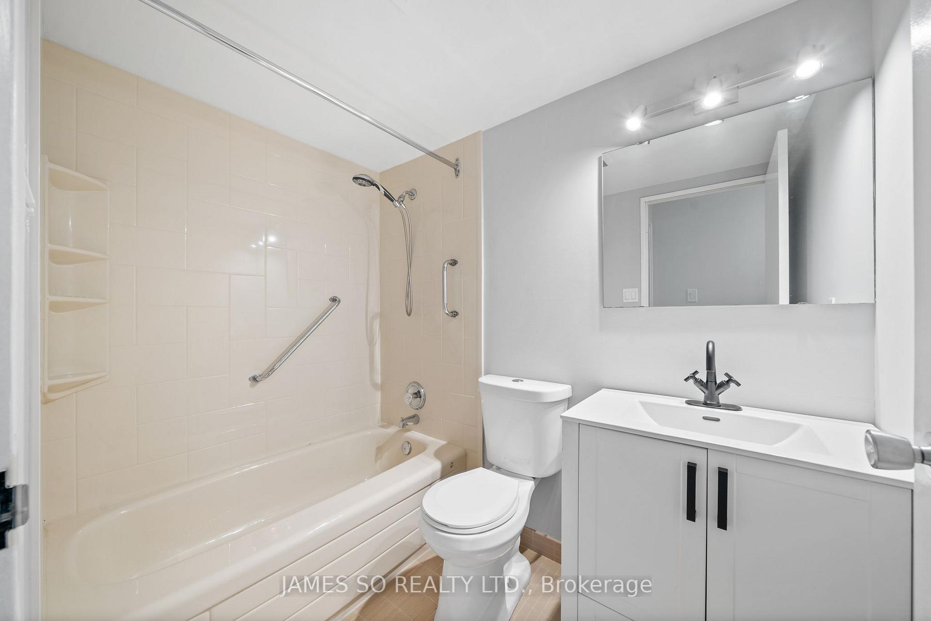 3 Bedrooms Condo at 20 Fashion Roseway,  Toronto For sale